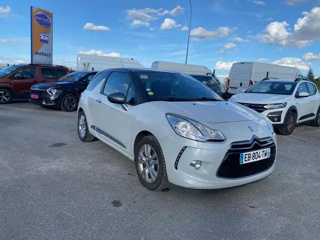 DS Automobiles DS 3 view 2
