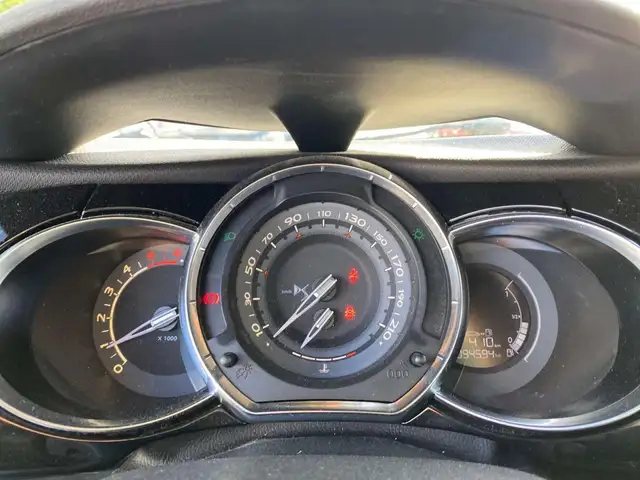 DS Automobiles DS 3 view 9