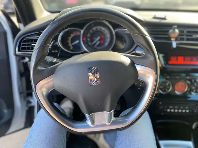 DS Automobiles DS 3 view 8