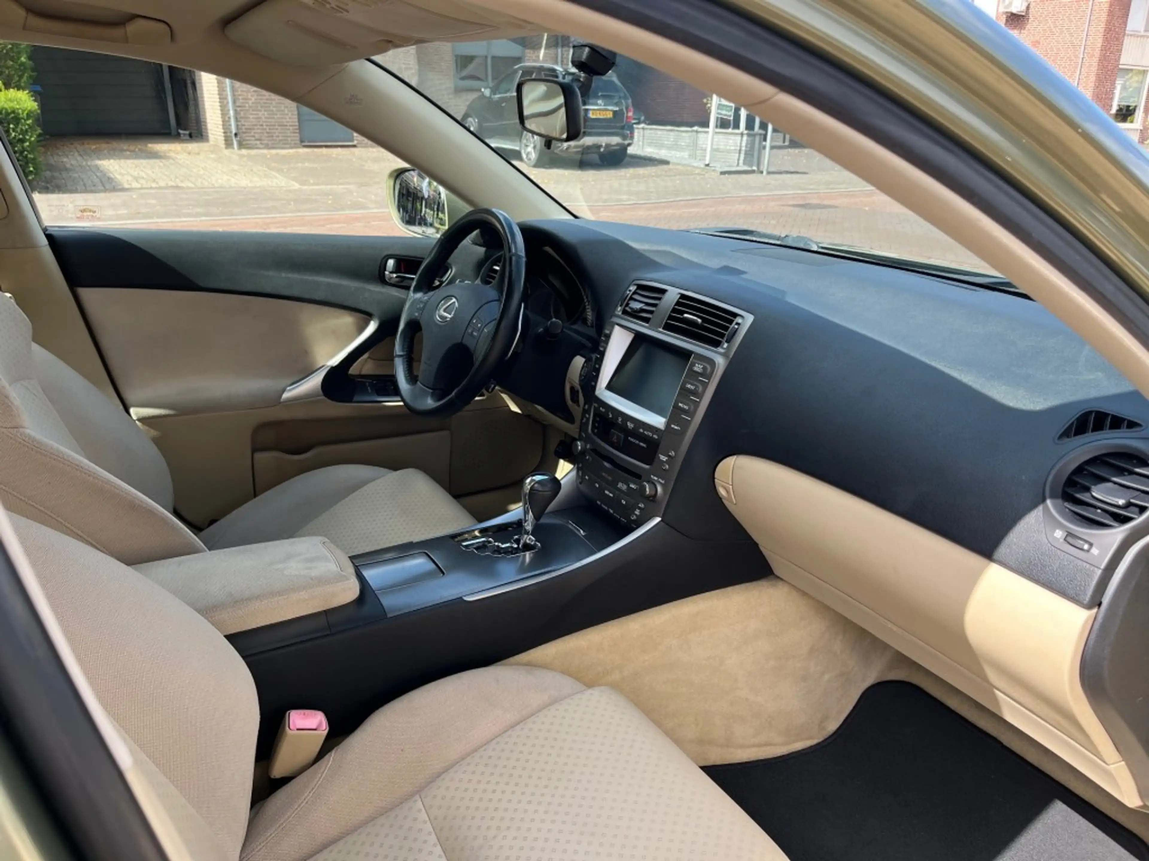 Lexus 250 BUSINESS AUTOMAAT / AIRCO-ECC / NAVI / TREKHAA — photo 2