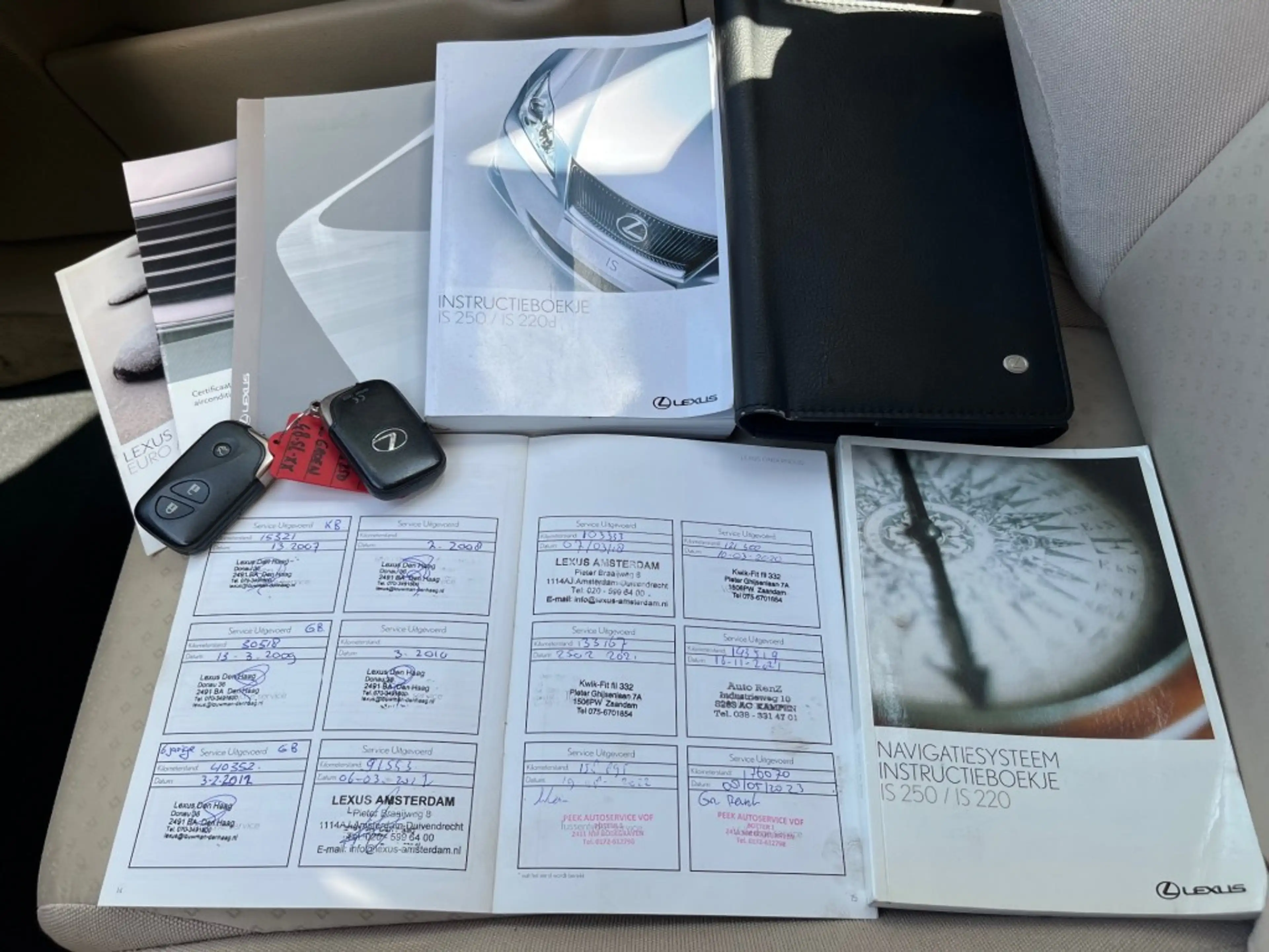 Lexus 250 BUSINESS AUTOMAAT / AIRCO-ECC / NAVI / TREKHAA — photo 13