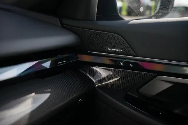 BMW 5 Series view 23
