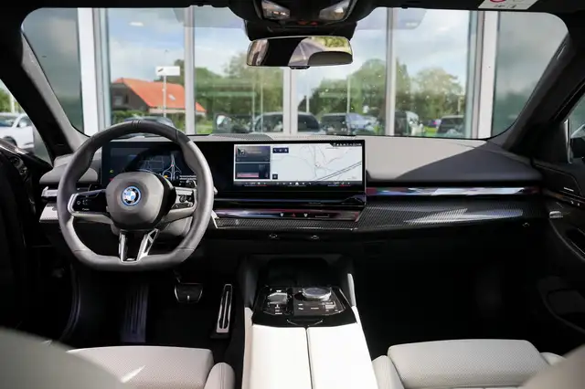 BMW 5 Series view 4