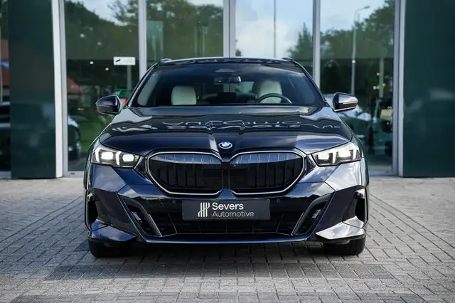 BMW 5 Series view 8