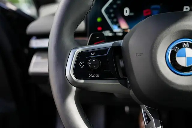 BMW 5 Series view 11