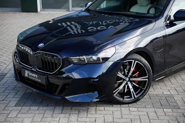BMW 5 Series view 25