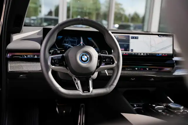 BMW 5 Series view 10