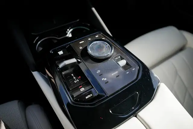 BMW 5 Series view 21