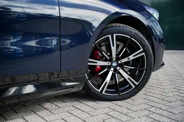 BMW 5 Series view 29