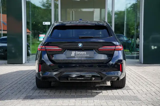 BMW 5 Series view 9
