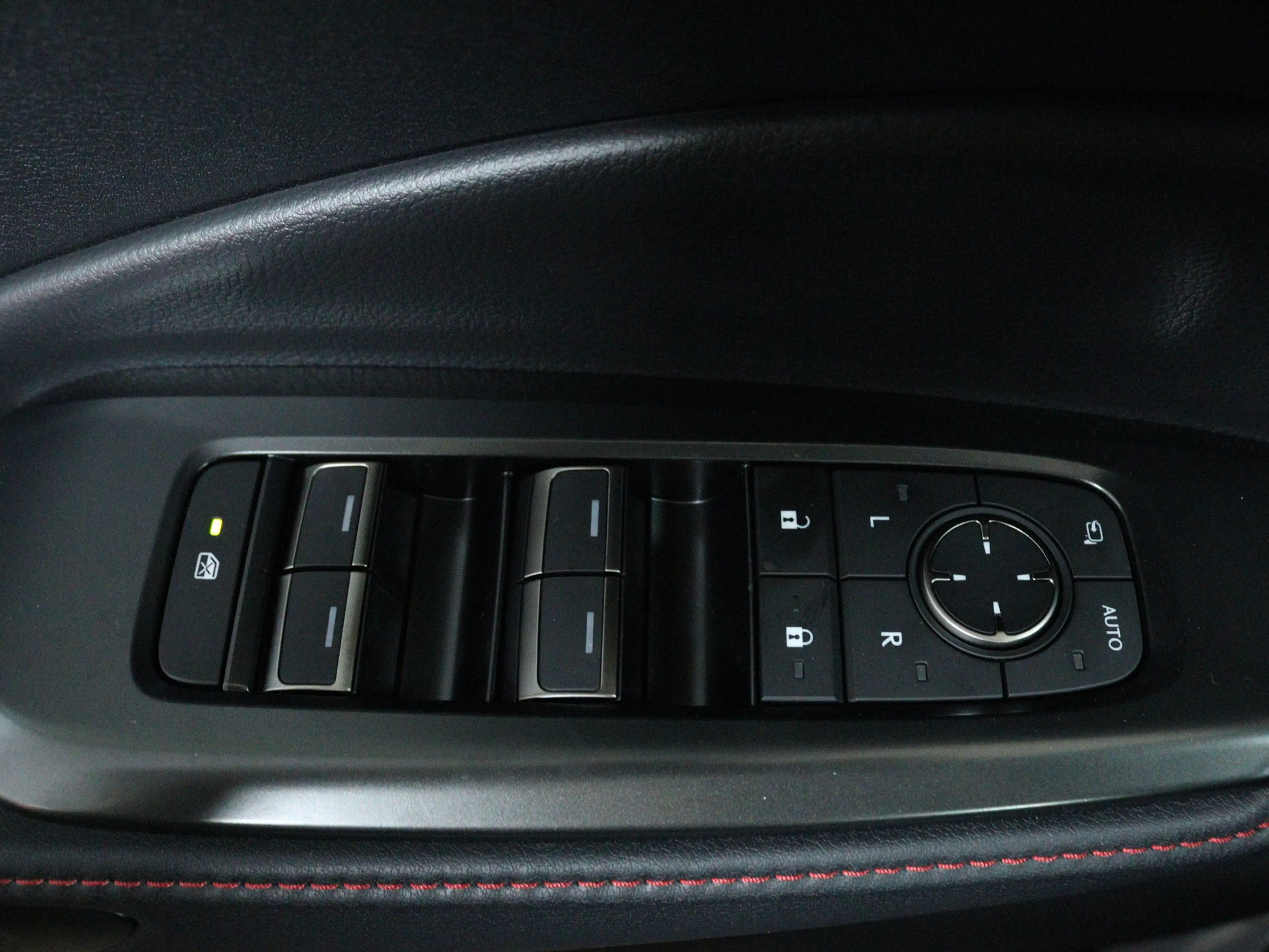 Lexus LBX Emotion 2WD — photo 8