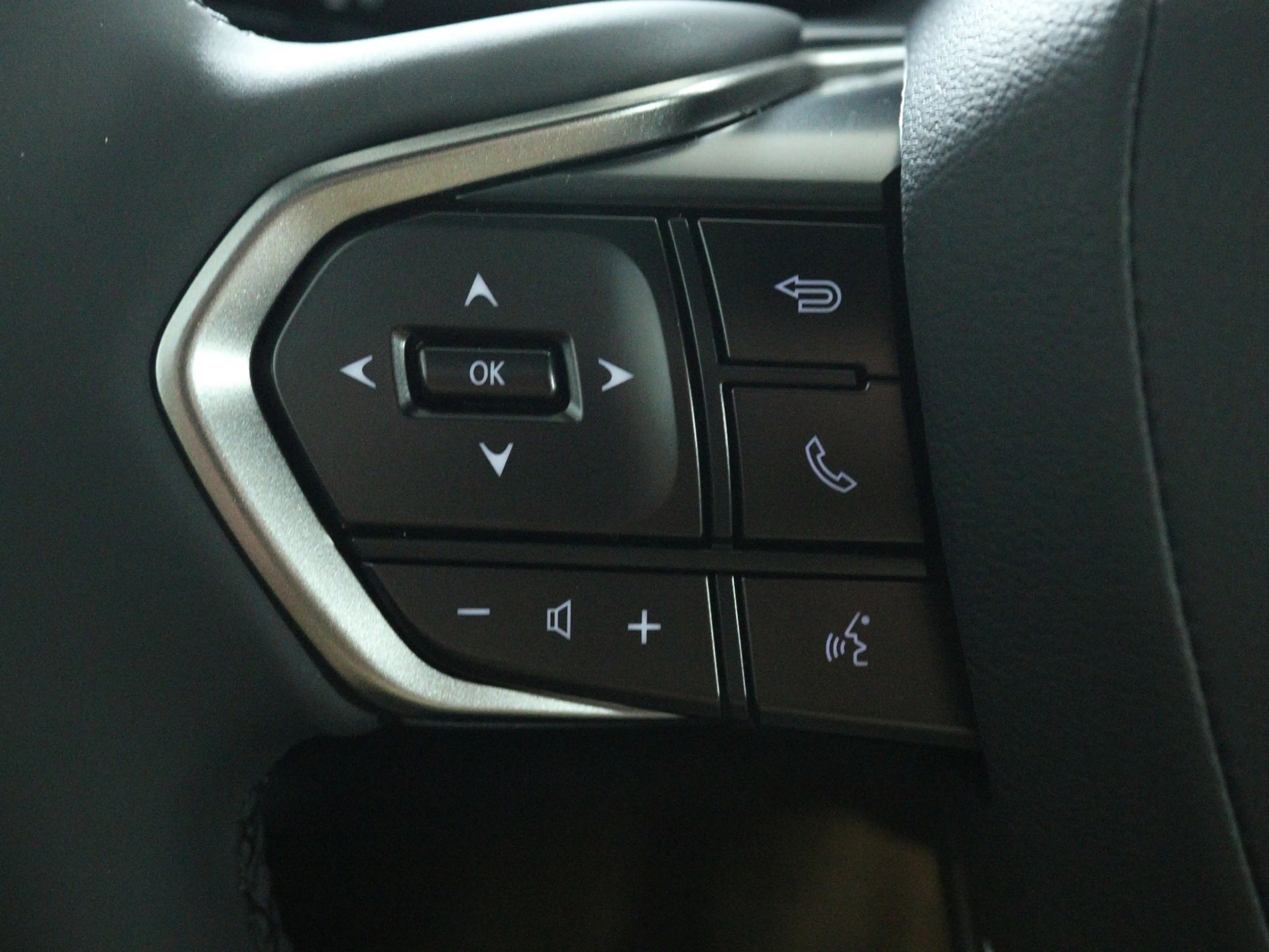 Lexus LBX Emotion 2WD — photo 11