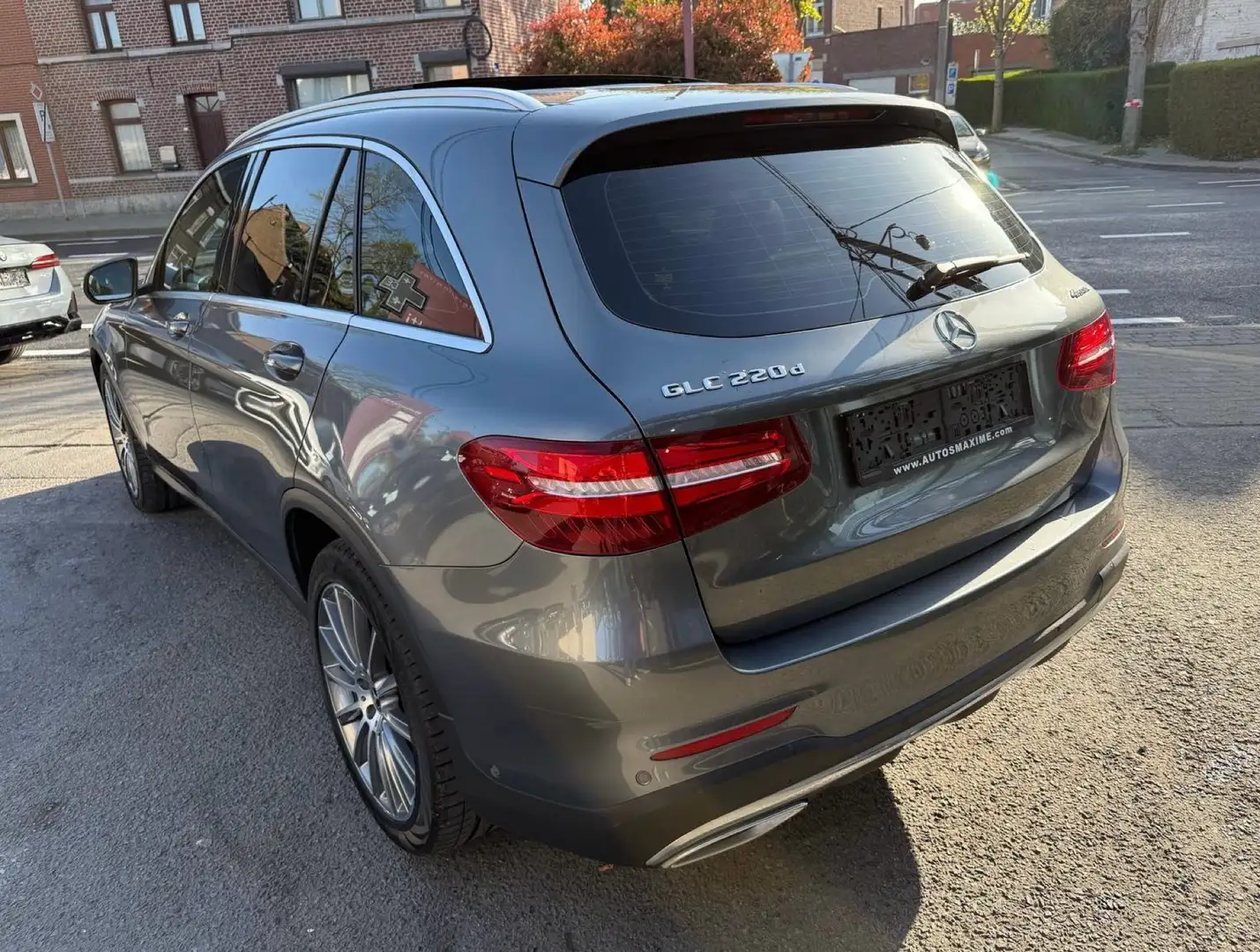 Mercedes-Benz GLC 220 d 4-Matic / Pack-AMG / Toit pano / Garantie / Gris - 2
