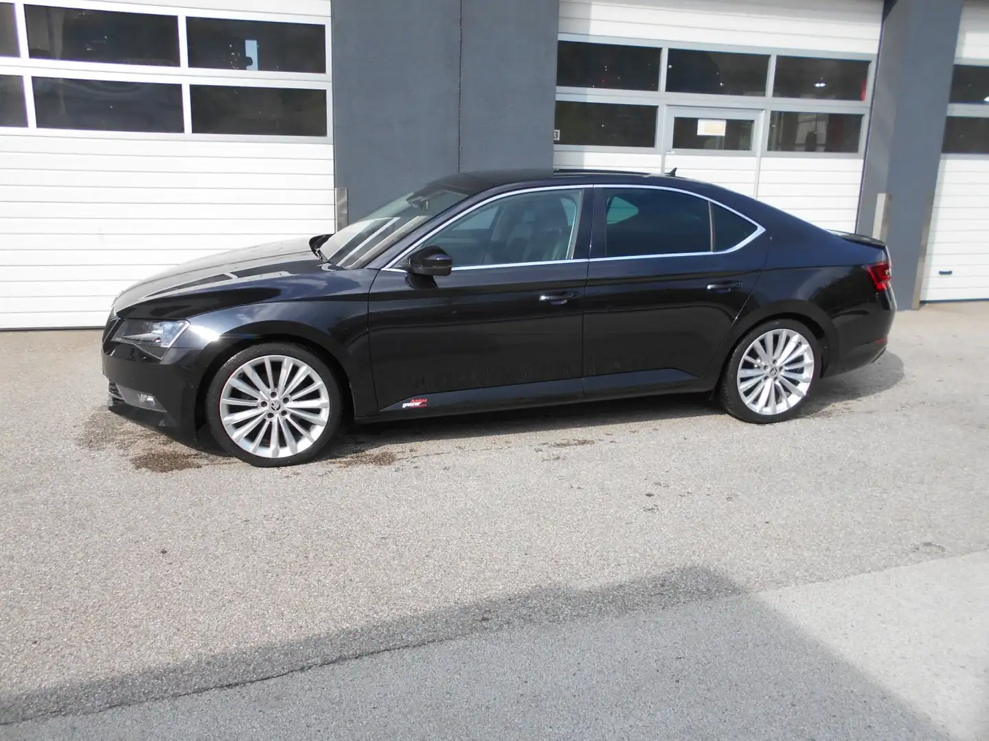 Skoda Superb Style Lim. (3V3) Schwarz - 2