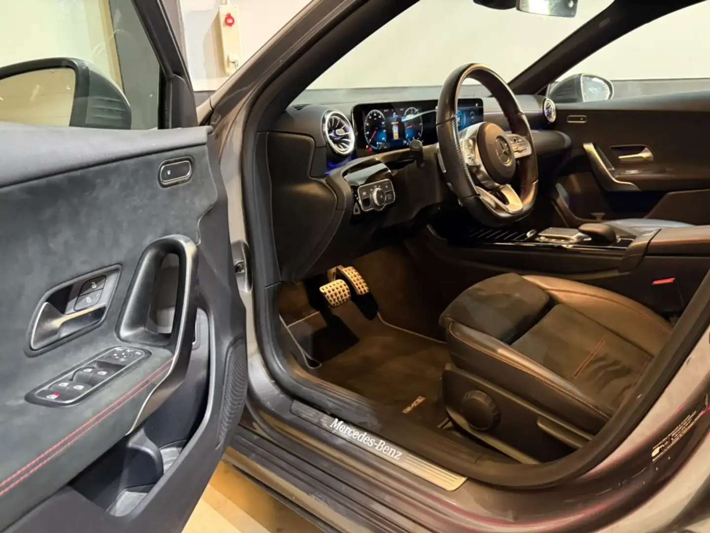 Mercedes-Benz A 200 200d Sedán Progressive Line Advanced 8G-DCT Gris - 2