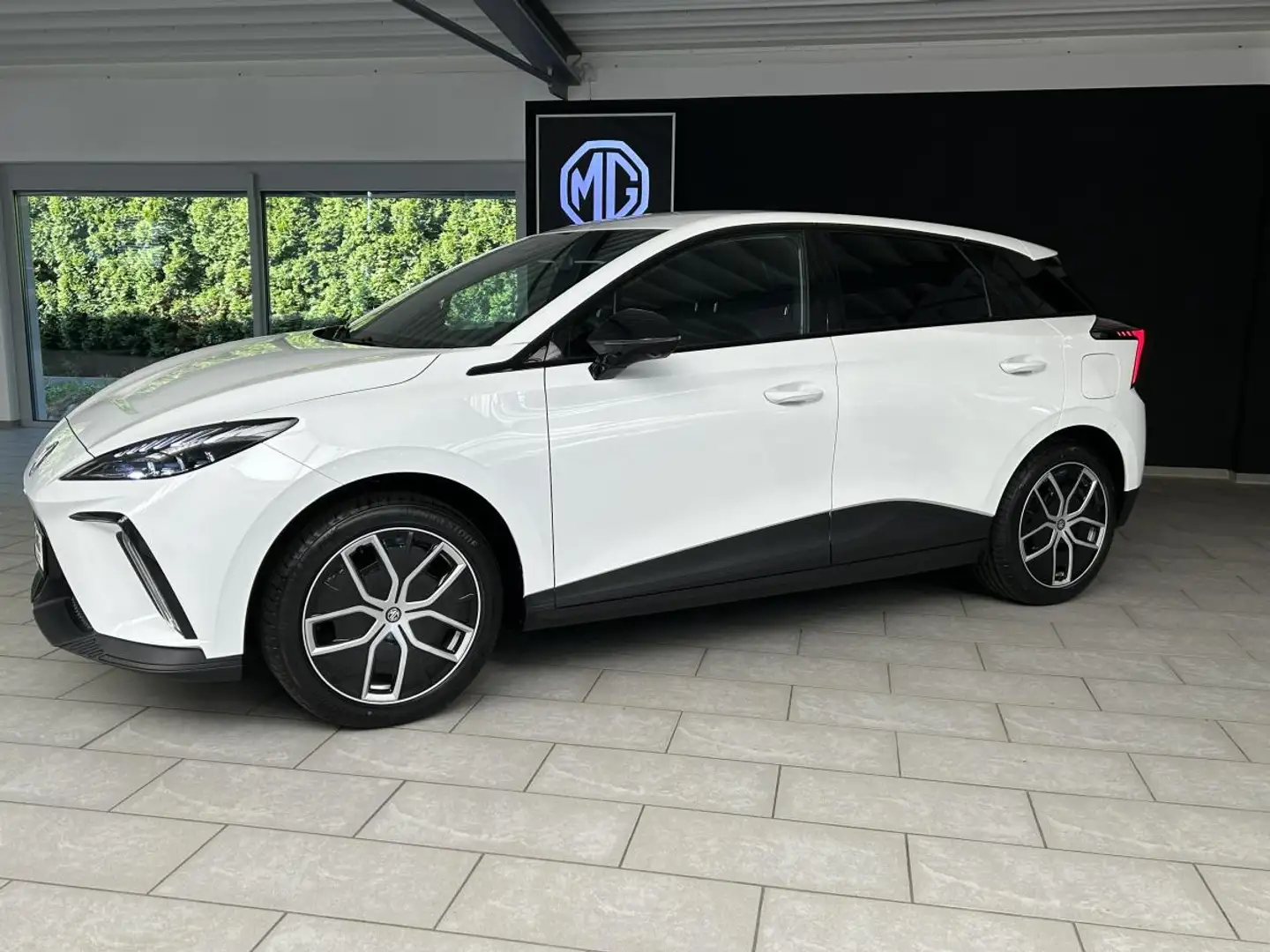 MG MG4 Luxury MY24 *Standard Range 49 kwh Weiß - 2