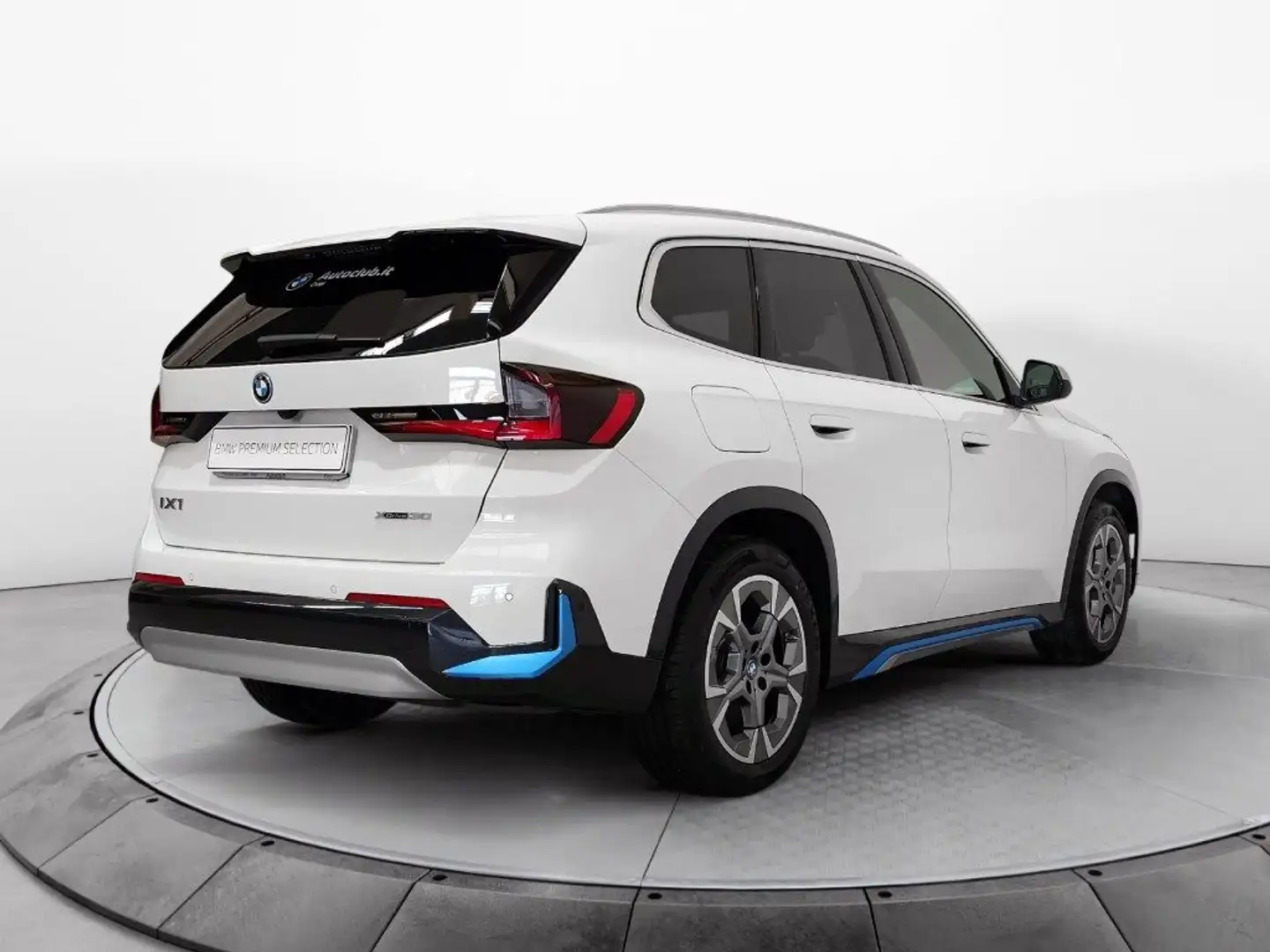 BMW iX1 xDrive30 xLine Bílá - 2