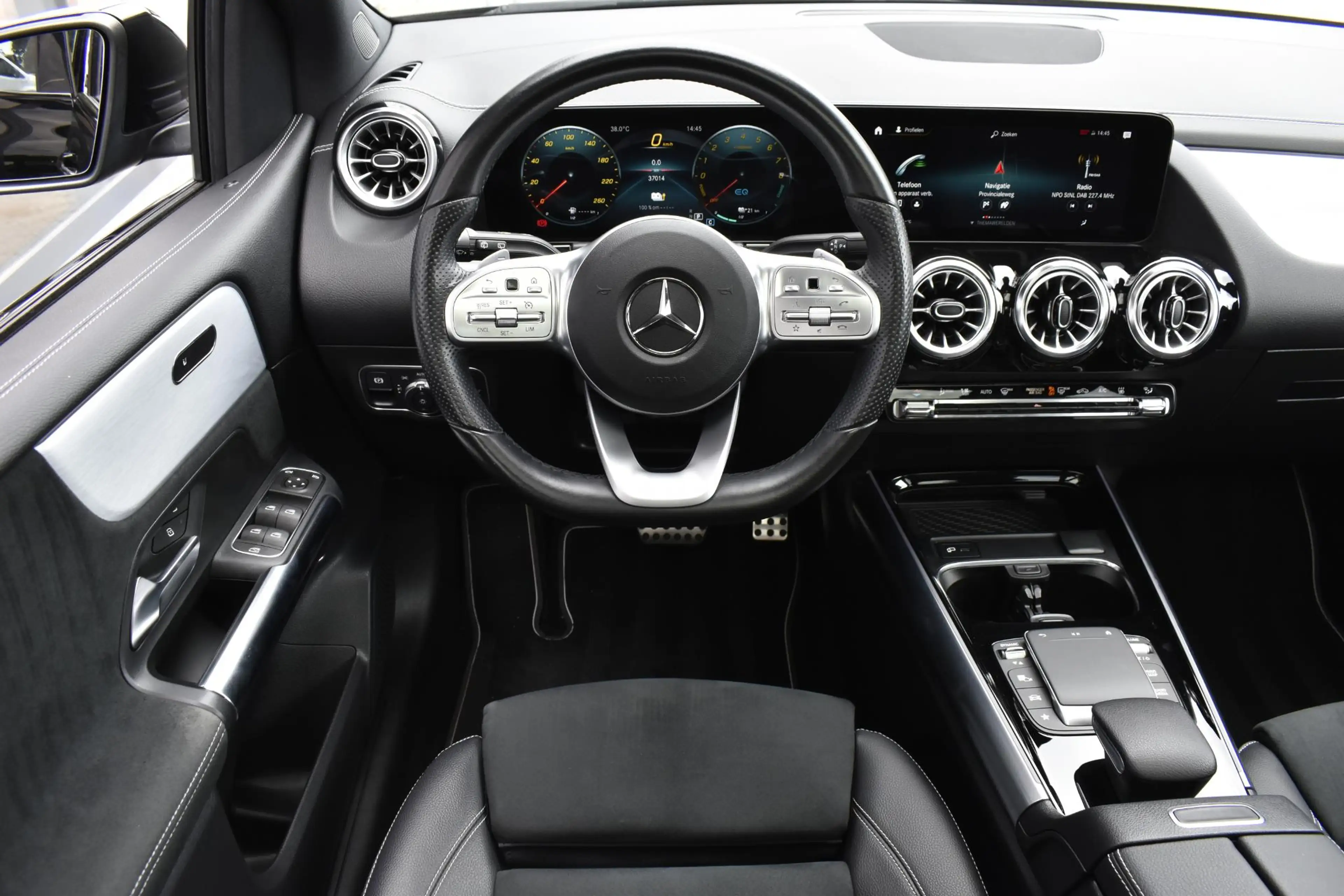 Mercedes-Benz B 250 e AMG Line — photo 14