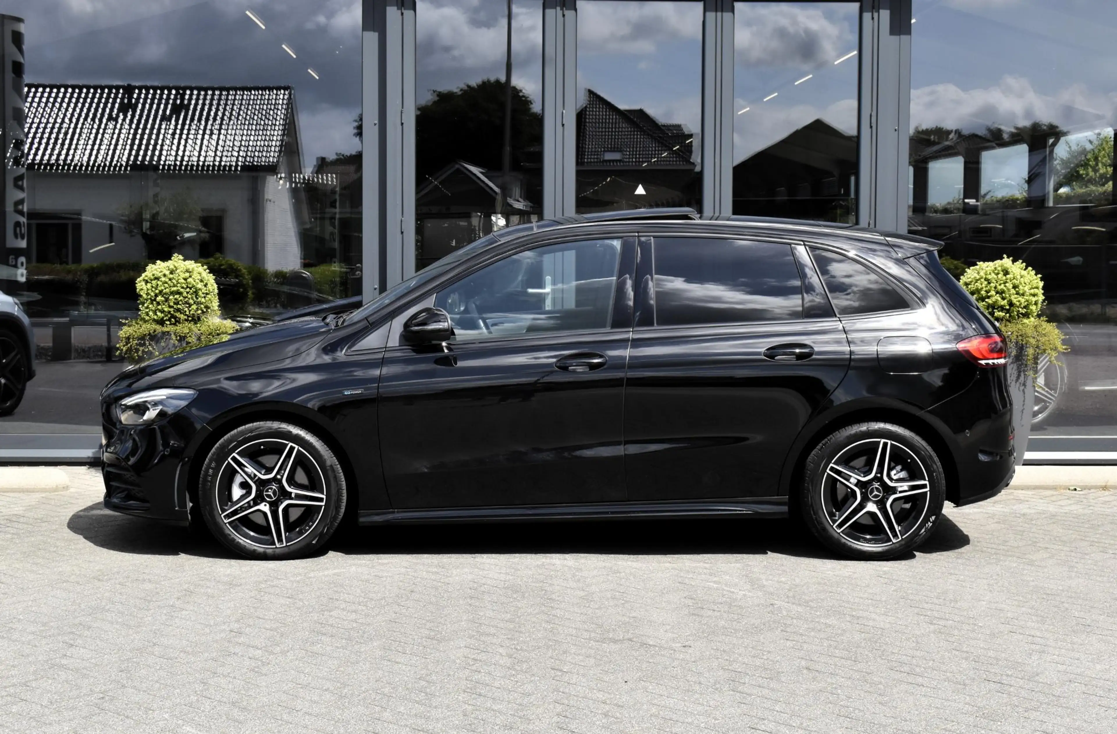 Mercedes-Benz B 250 e AMG Line — photo 5