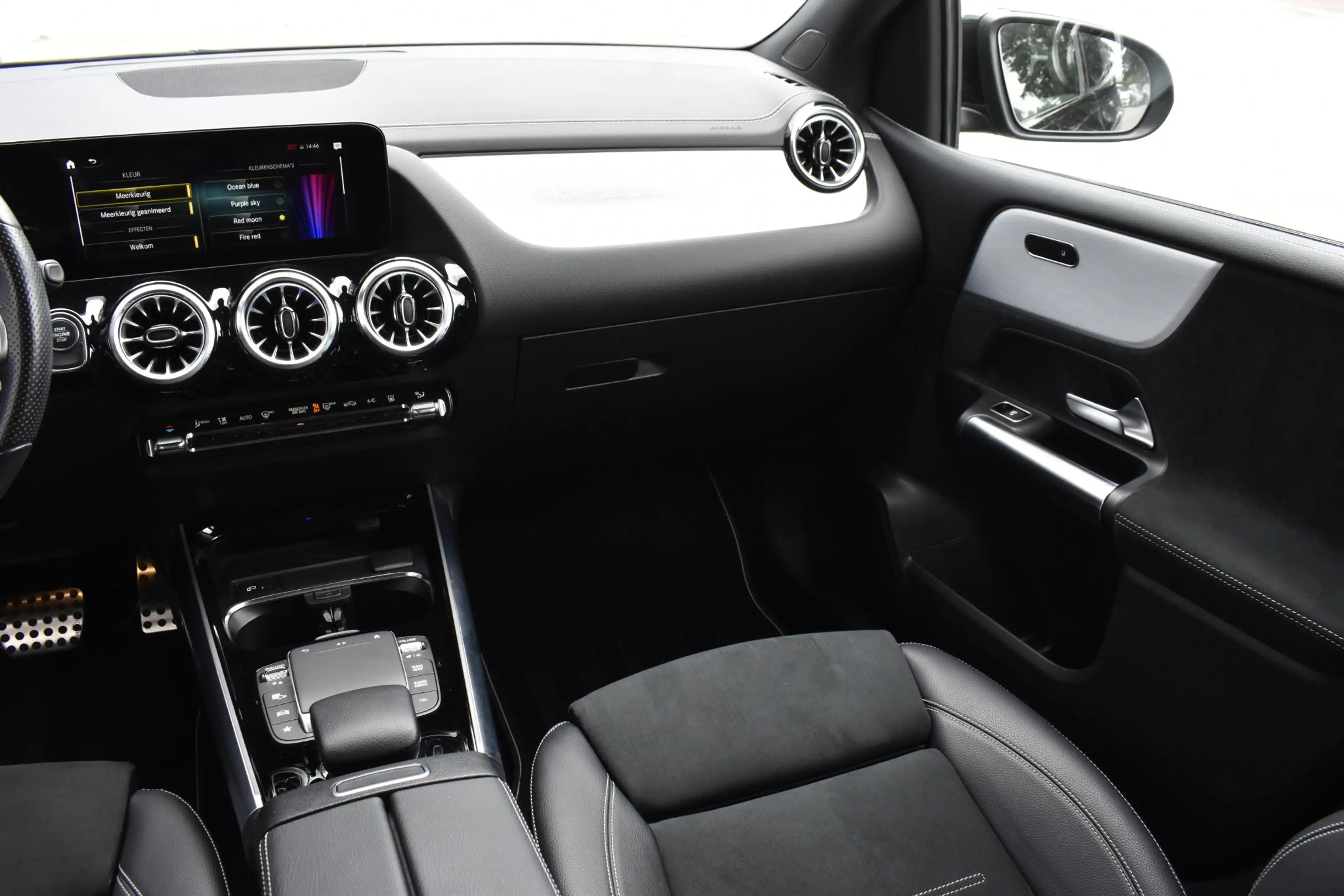 Mercedes-Benz B 250 e AMG Line — photo 15