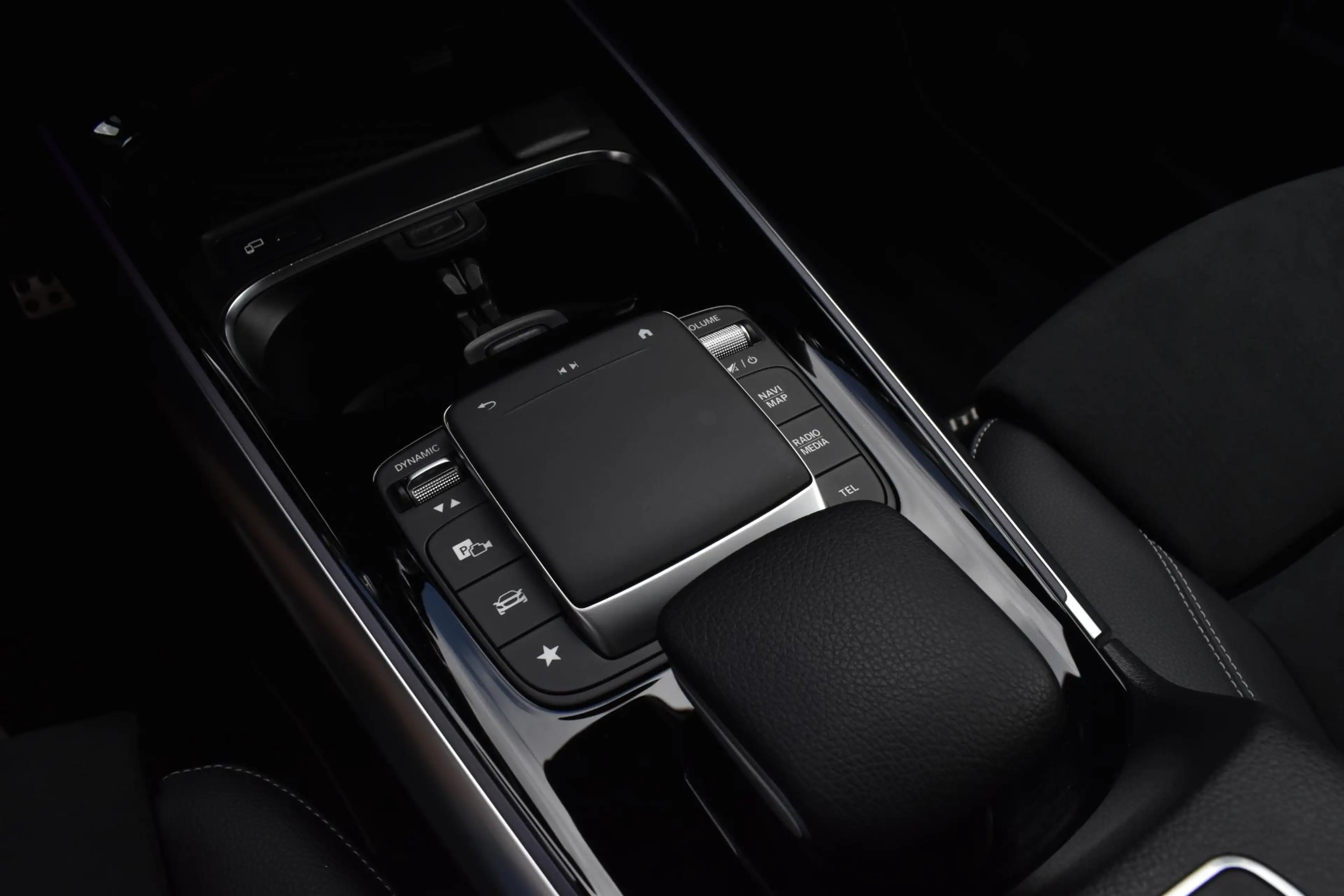 Mercedes-Benz B 250 e AMG Line — photo 19