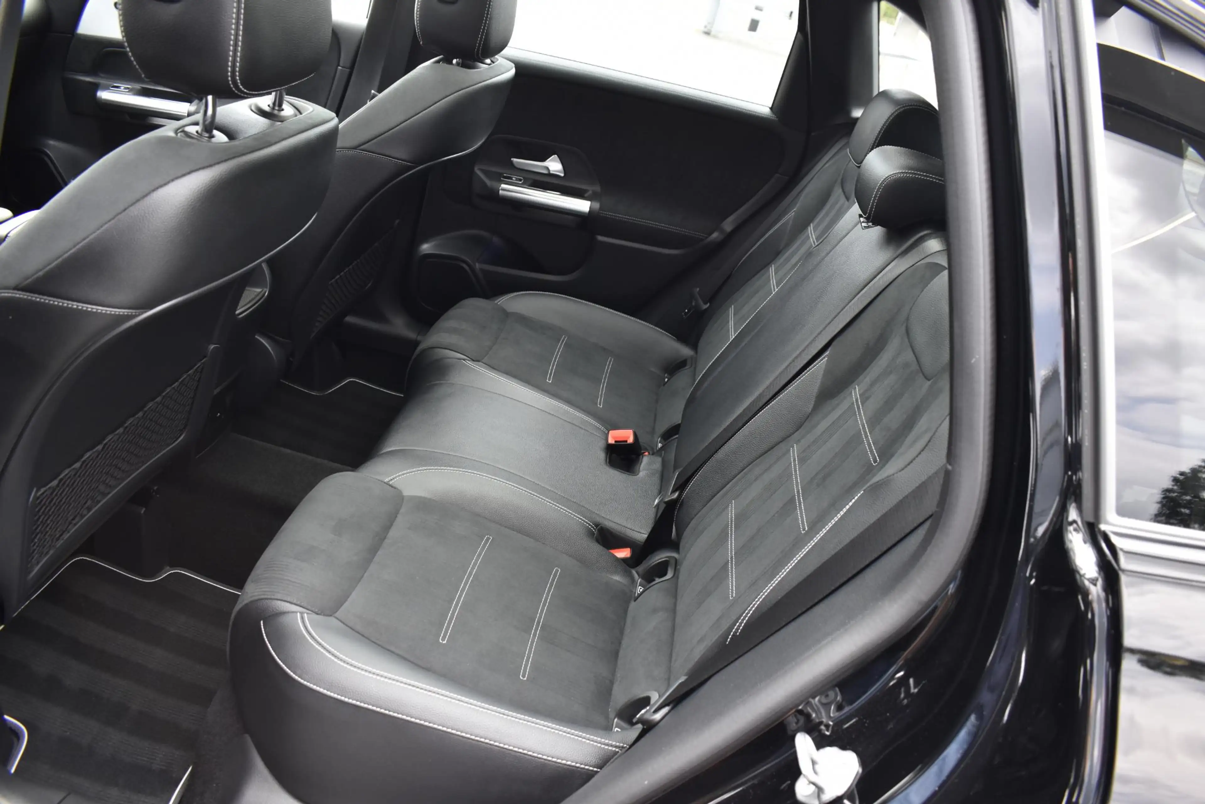 Mercedes-Benz B 250 e AMG Line — photo 12