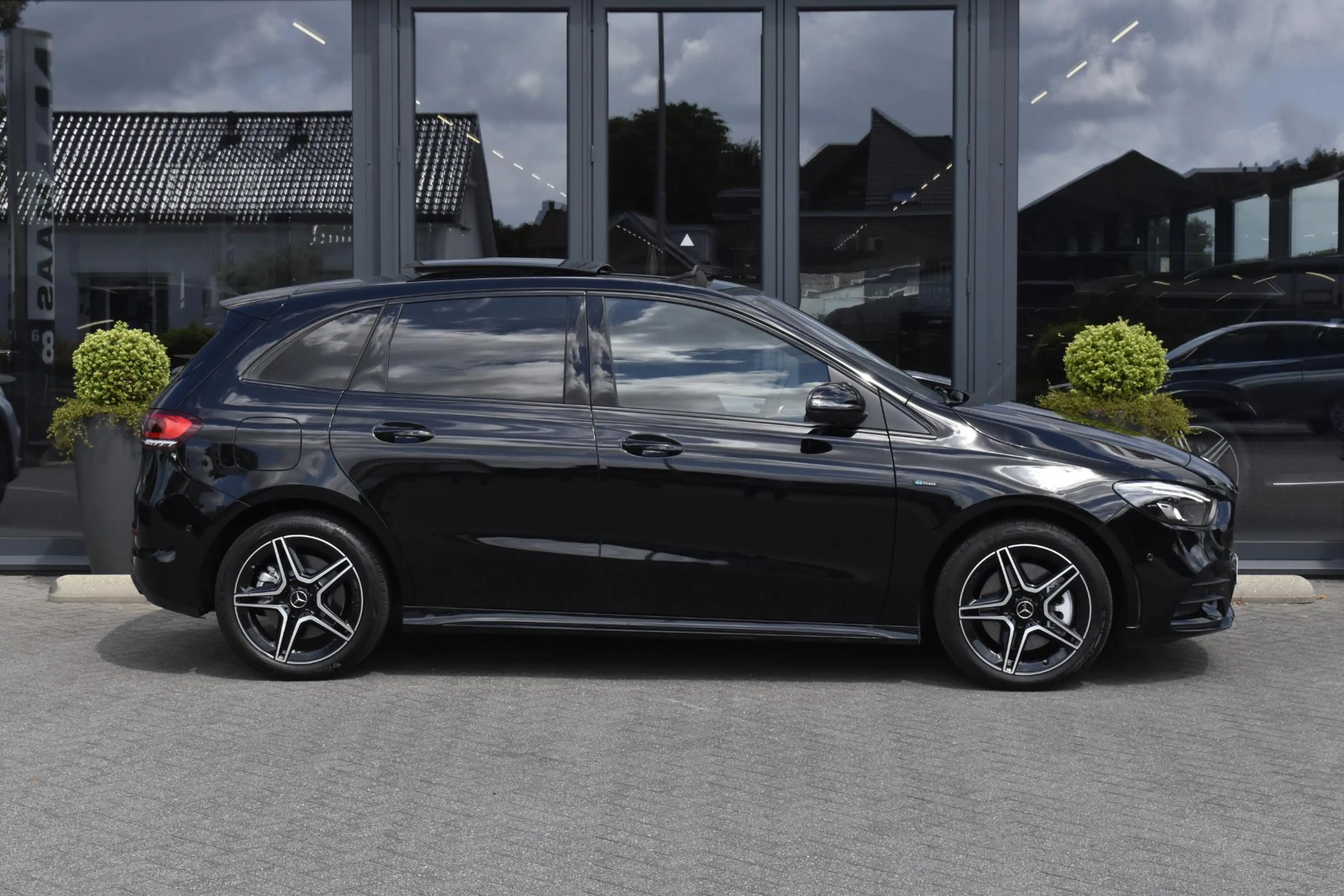 Mercedes-Benz B 250 e AMG Line — photo 8