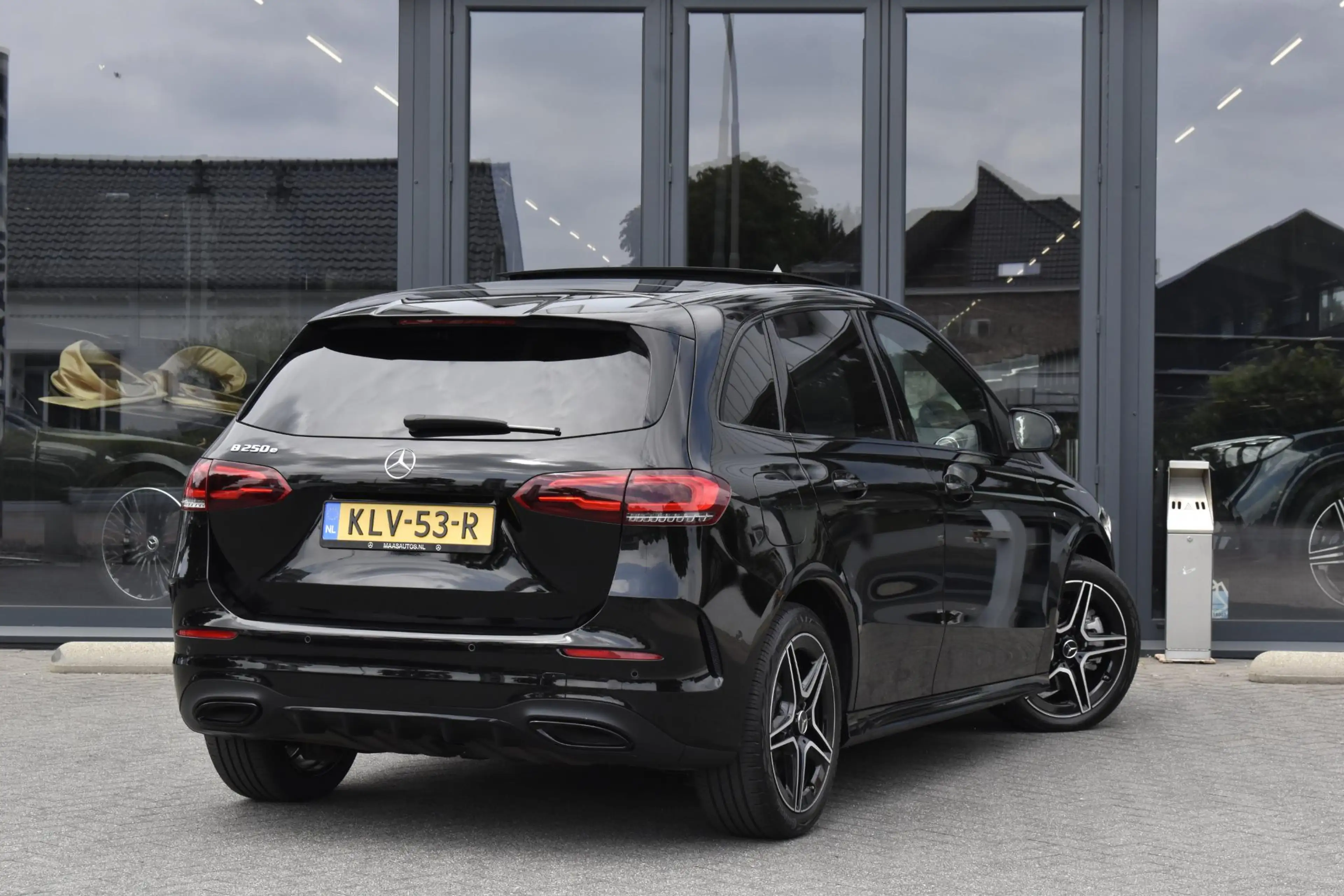 Mercedes-Benz B 250 e AMG Line — photo 6