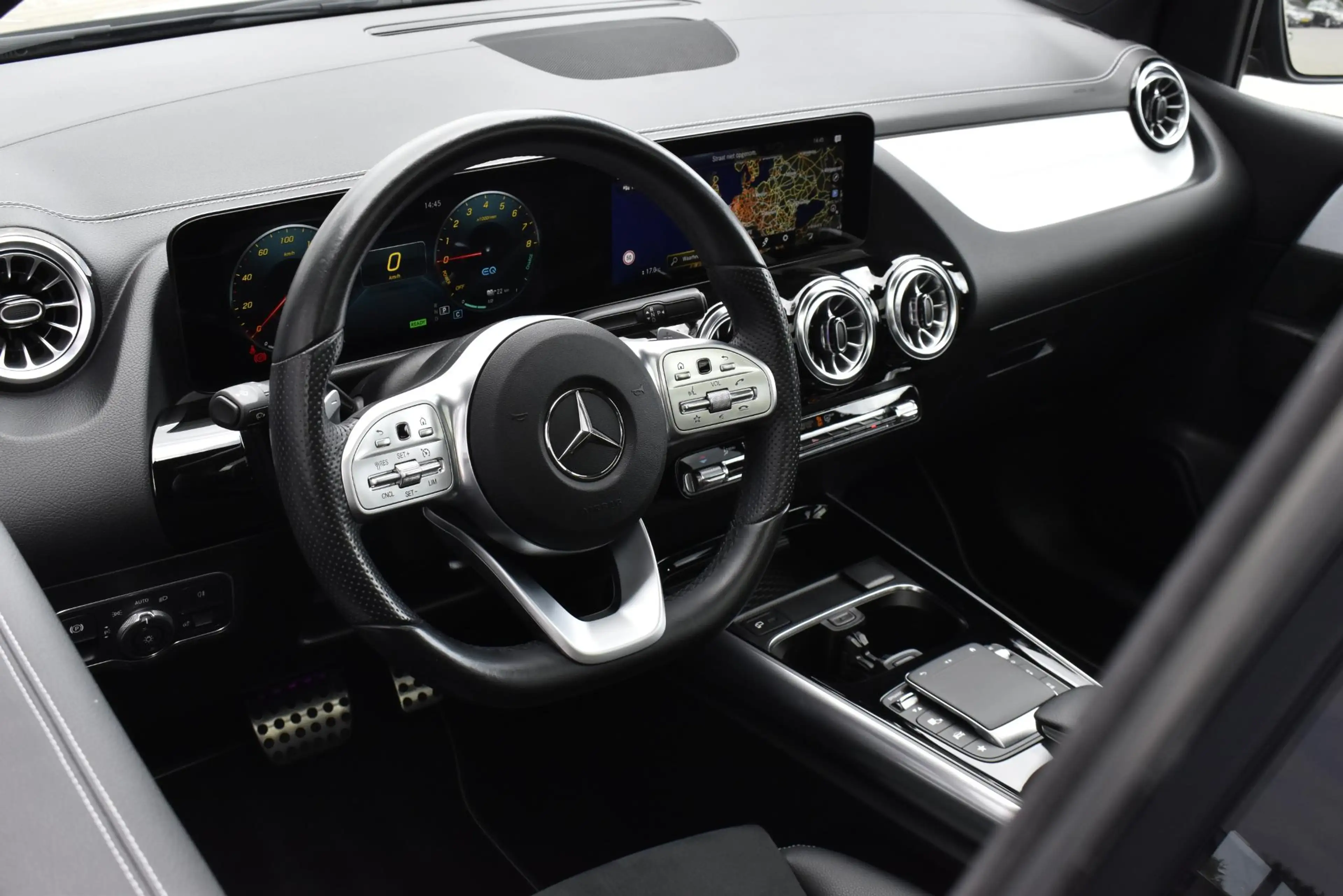 Mercedes-Benz B 250 e AMG Line — photo 13