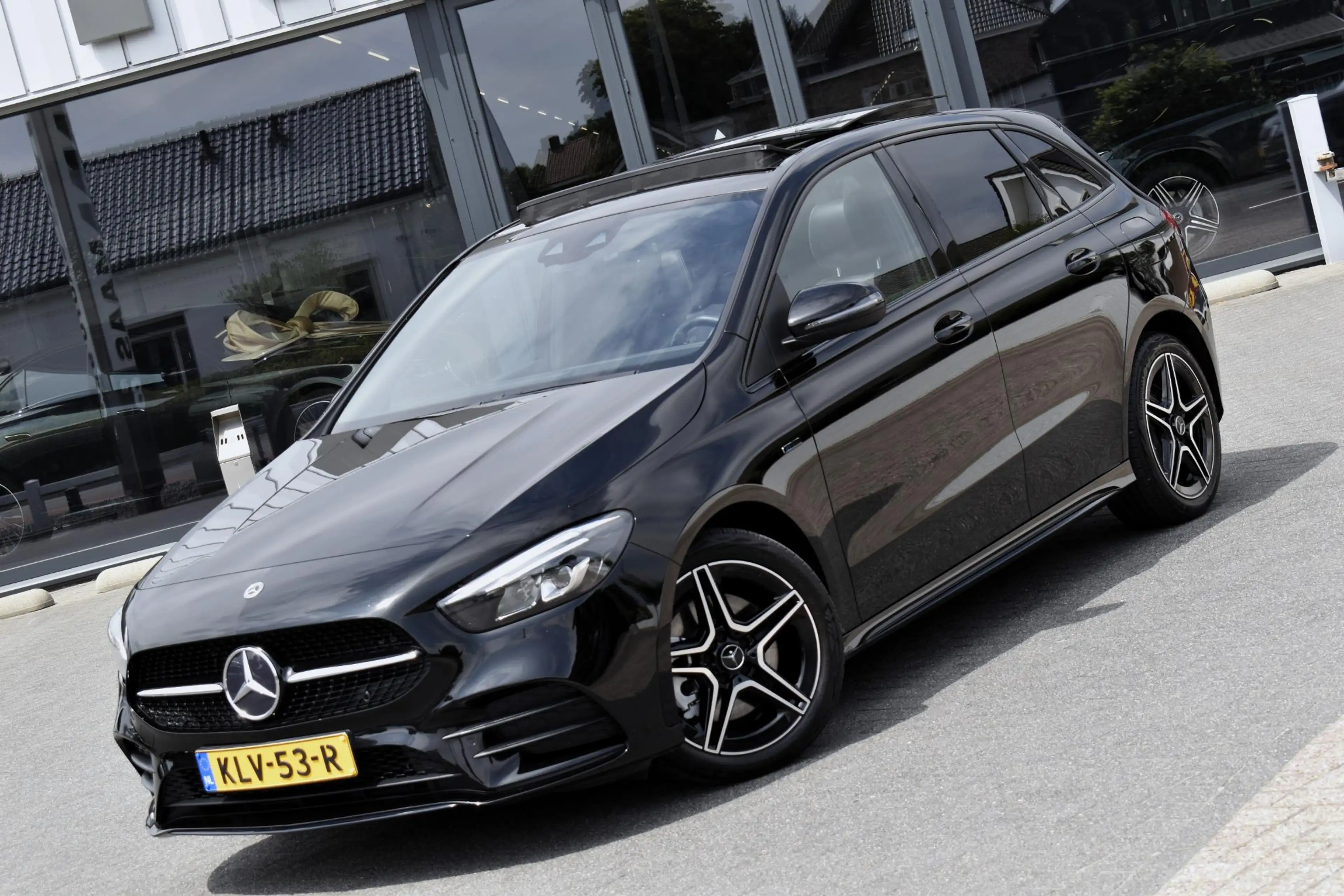 Mercedes-Benz B 250 e AMG Line — photo 2