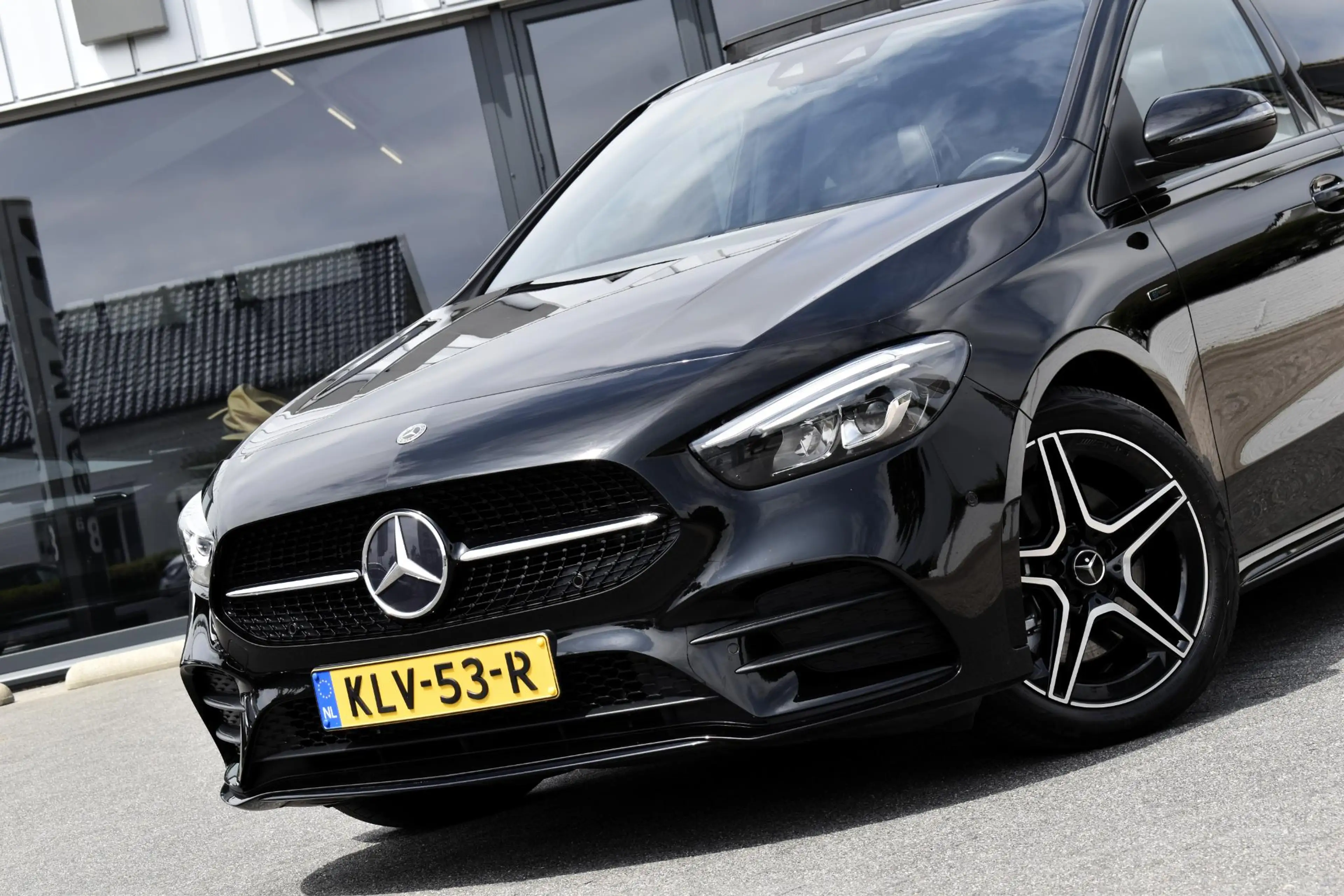 Mercedes-Benz B 250 e AMG Line — photo 3