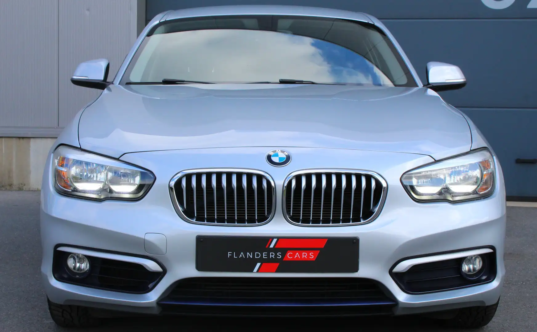 BMW 118 i Steptronic * GPS * PDC * TEL * Cruise Ctrl * Silber - 2