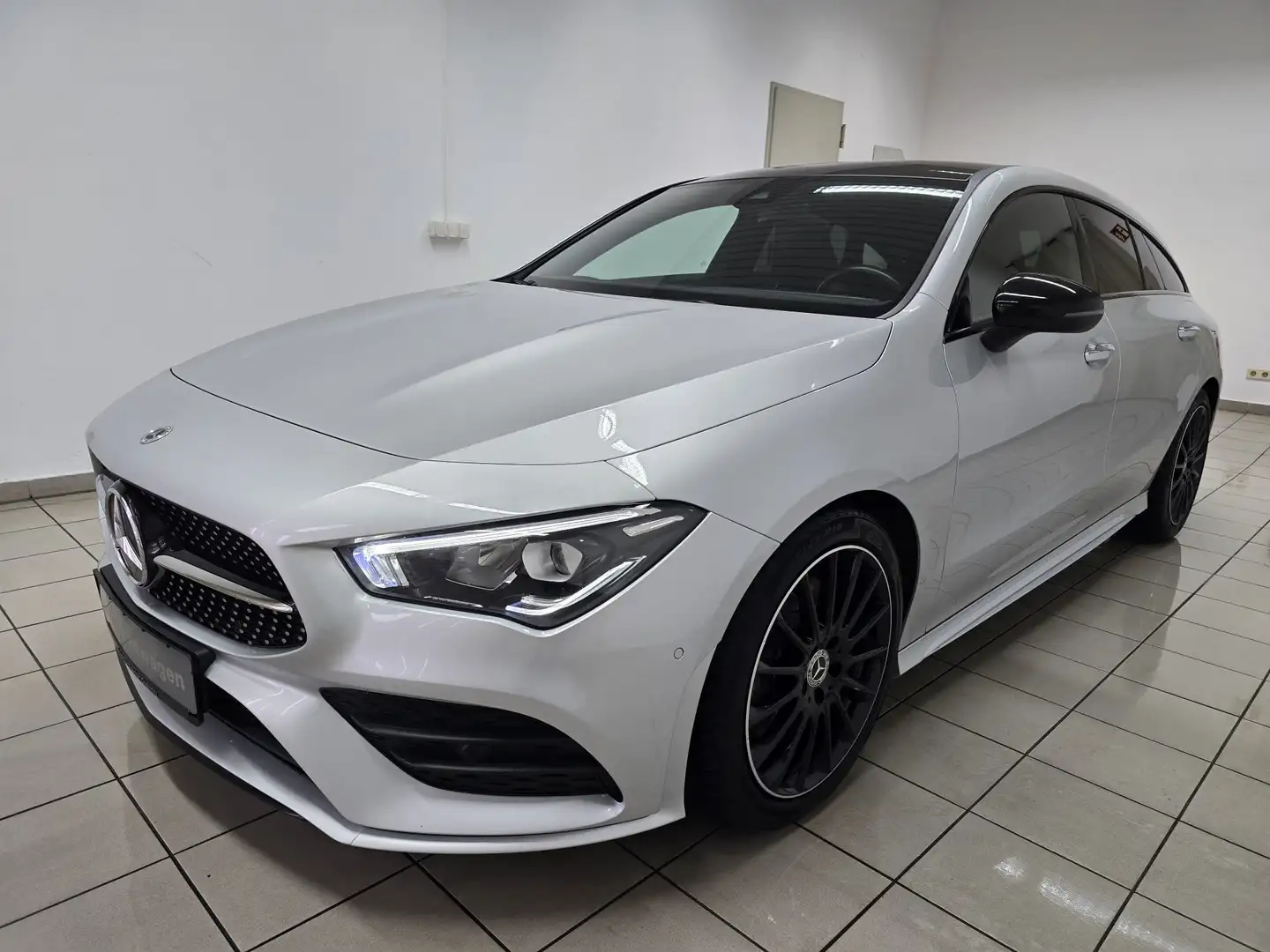 Mercedes-Benz CLA 250 Shooting Brake 4Matic AMG LED Pano Night Paket Zilver - 1