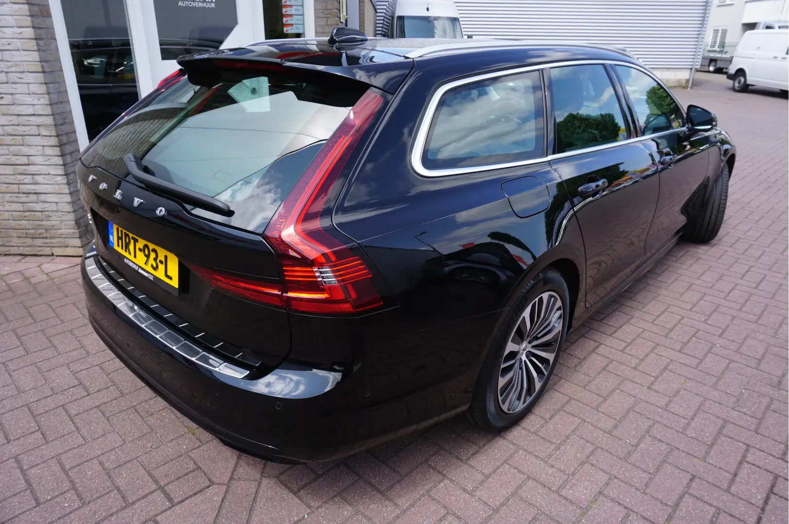 Volvo V90 2.0 B4 Momentum Pro Automaat Zwart - 2