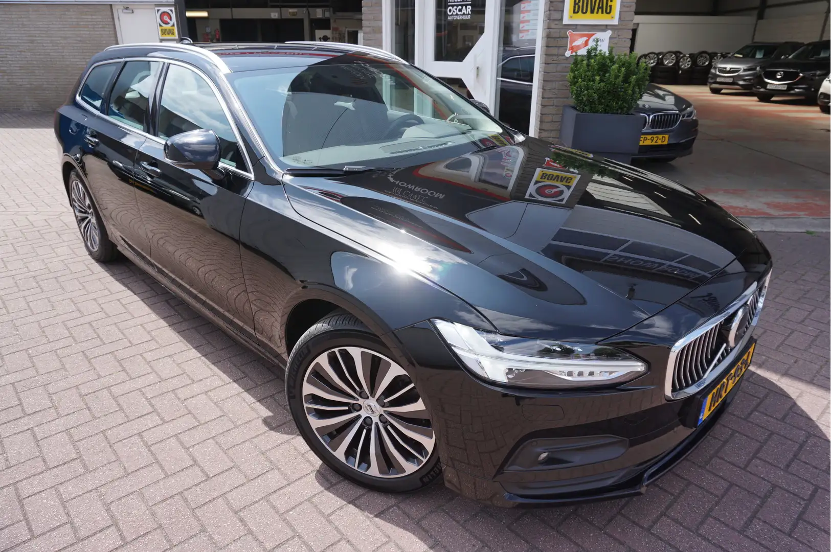 Volvo V90 2.0 B4 Momentum Pro Automaat Zwart - 1