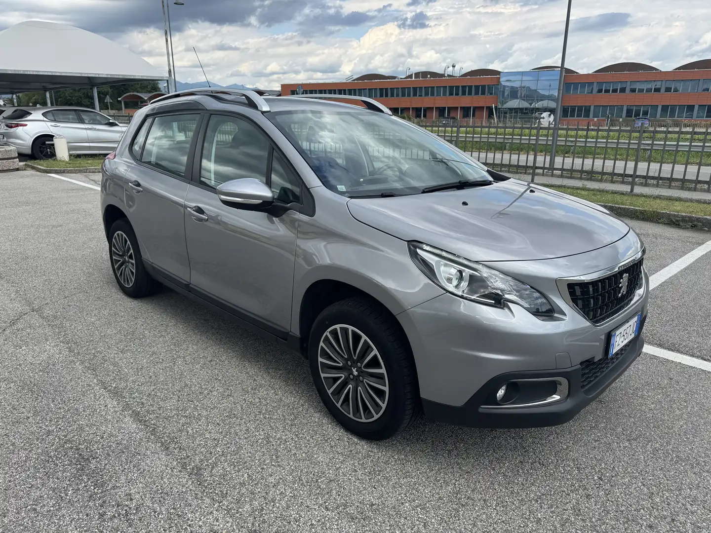 Peugeot 2008 Puretech Active 1.2 Benzina 82CV S&S Manuale Gris - 2