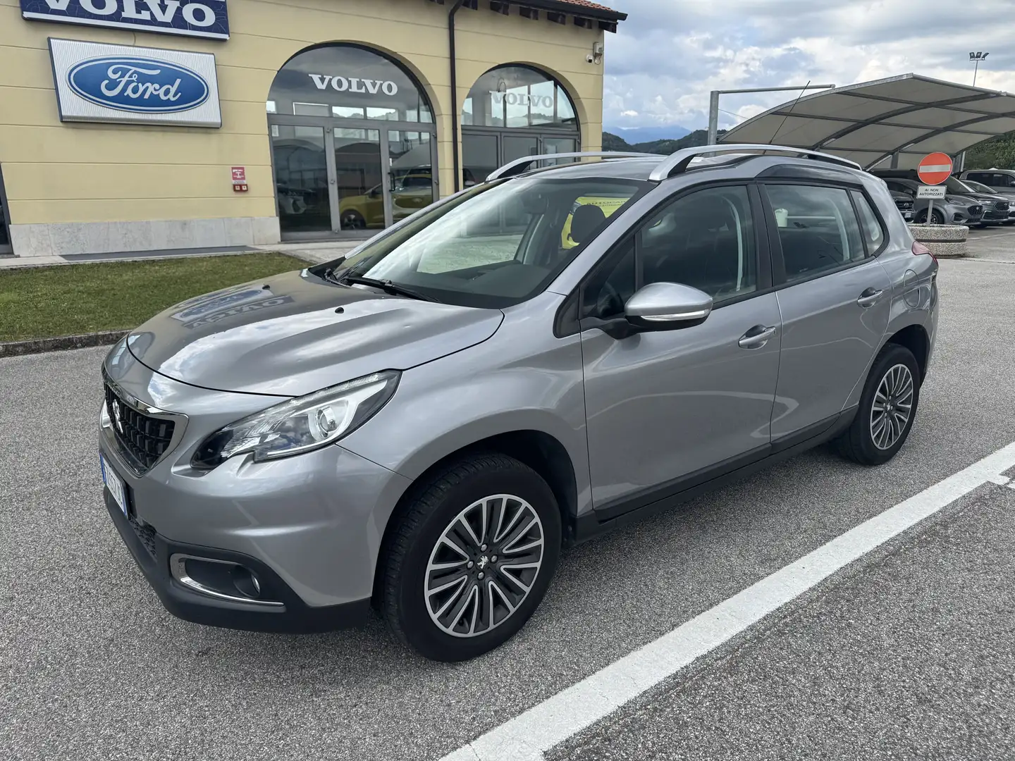 Peugeot 2008 Puretech Active 1.2 Benzina 82CV S&S Manuale Gris - 1