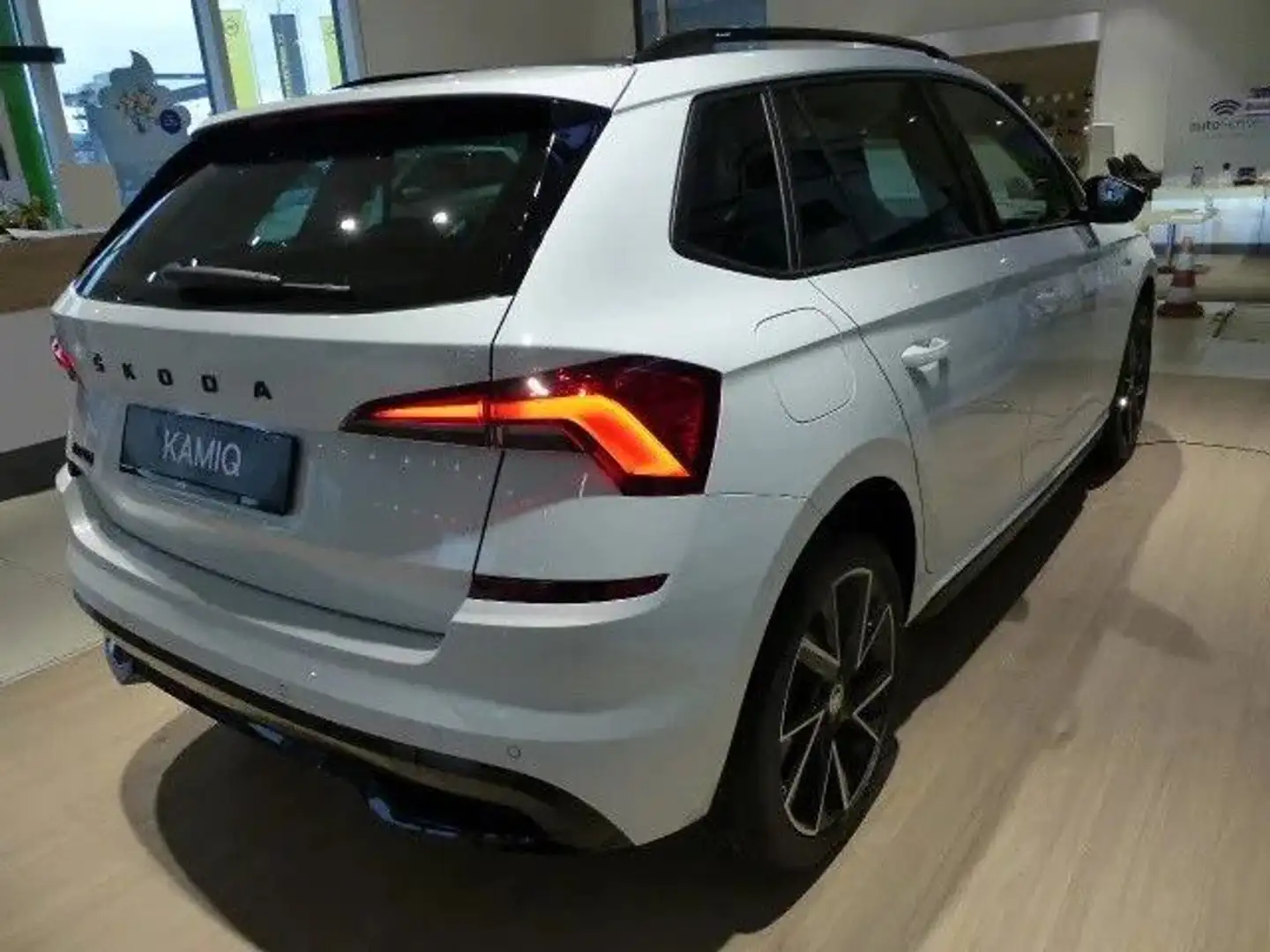 Skoda Kamiq 1,0 TSI DSG Monte Carlo AHK Navi Digi Kam Weiß - 2