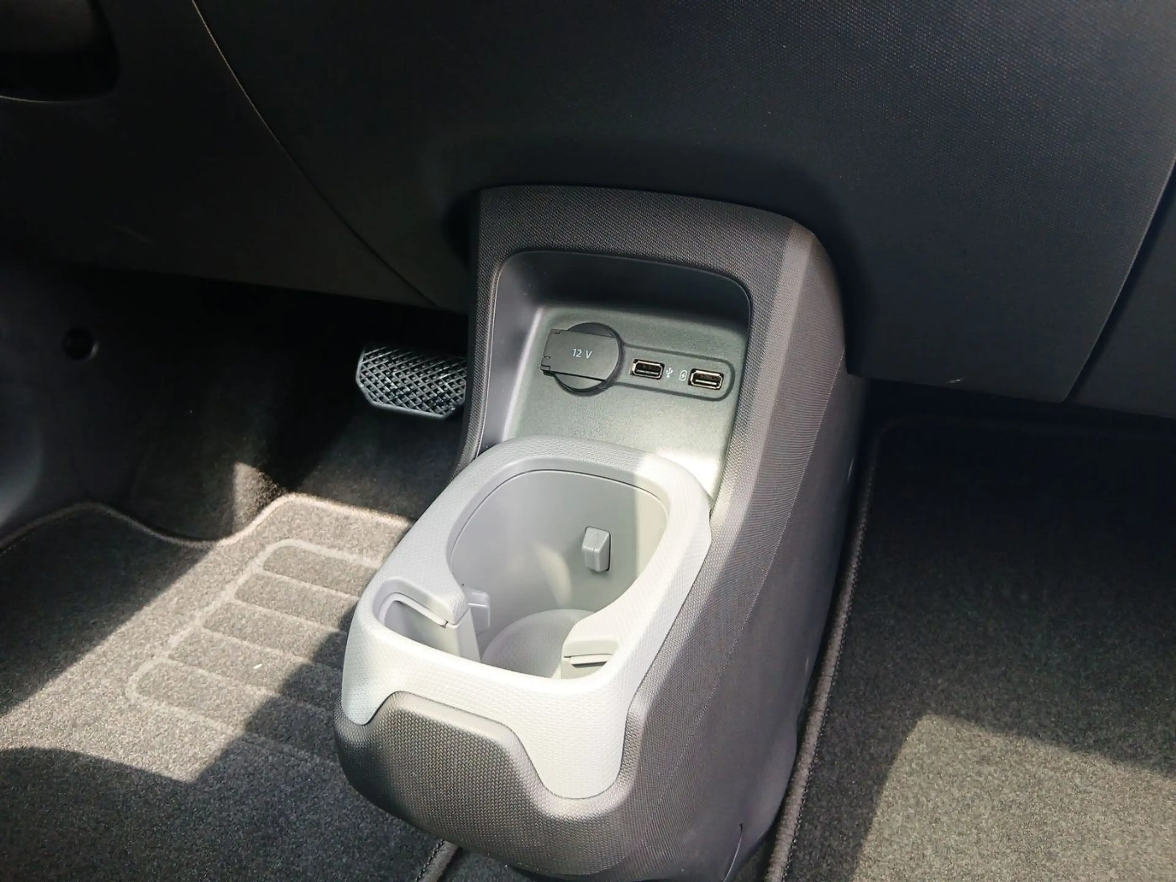 Leapmotor T03 ACC, Alu, Navi, Panoramaglasdach, Klima — photo 16