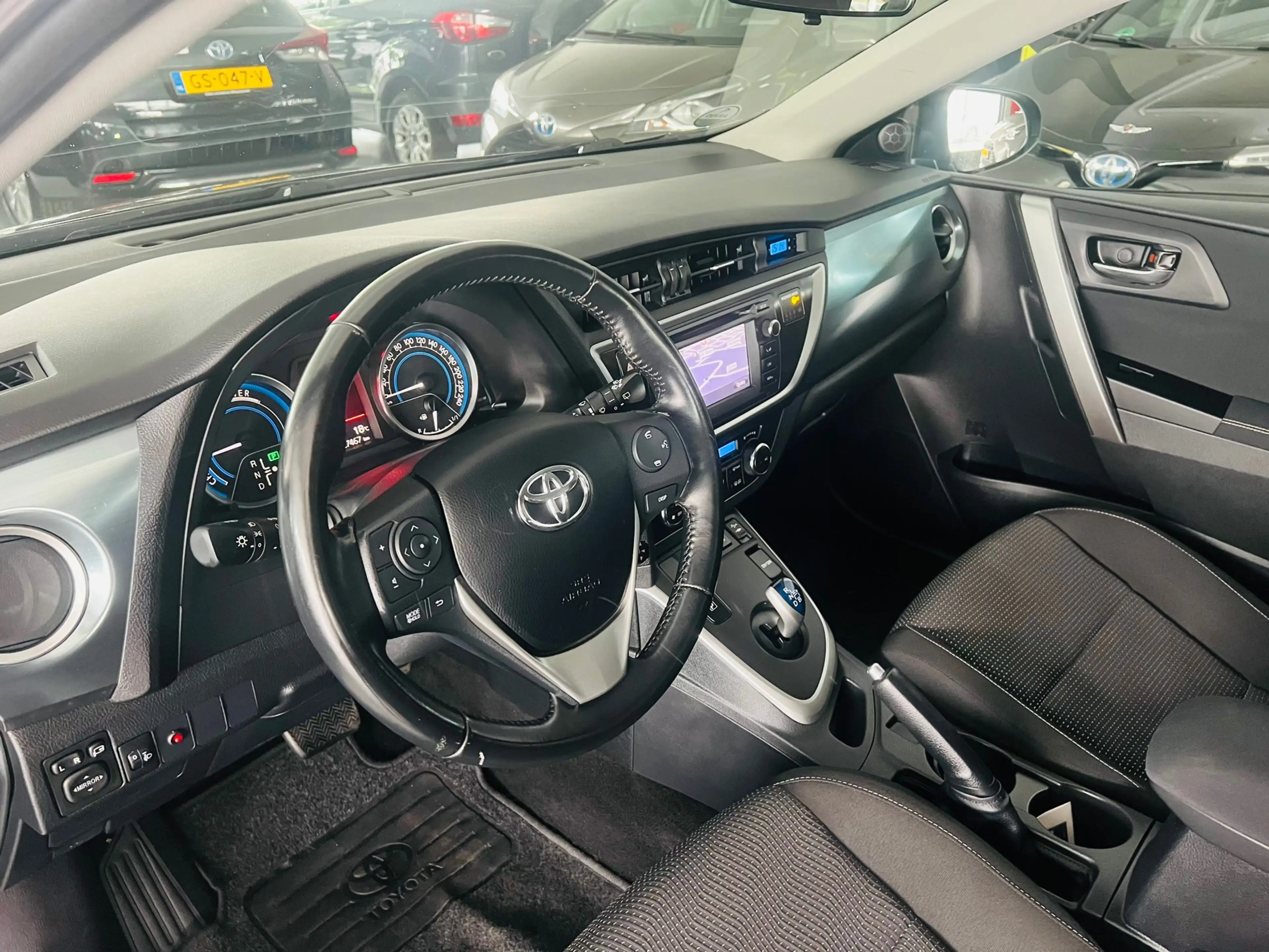 Toyota Auris 1.8 Hybrid Executive — photo 9