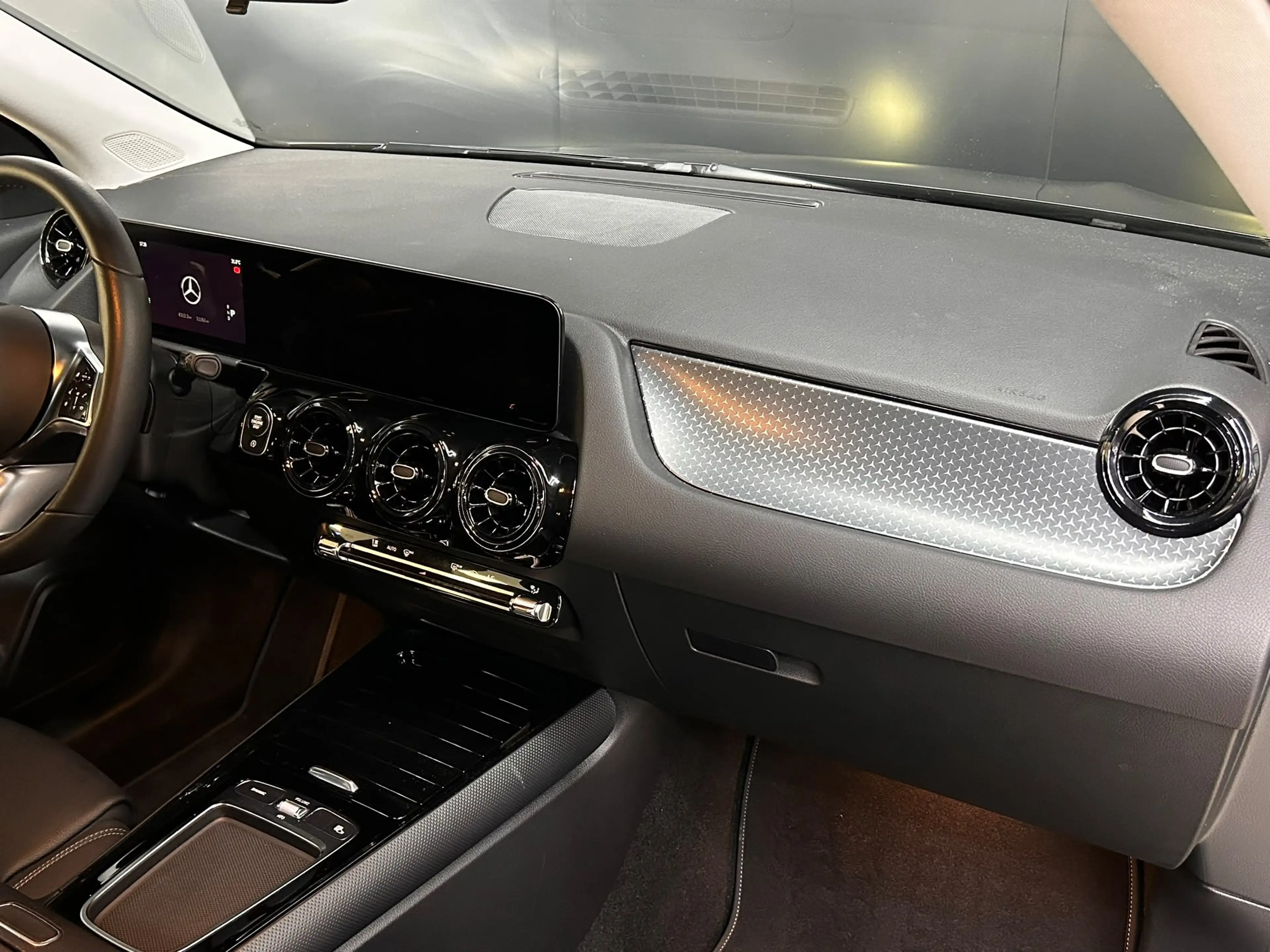 Mercedes-Benz GLA 180 CGI 7G LEDER+LED+NAVI+SHZ+KAMERA+ACC+DAB — photo 13