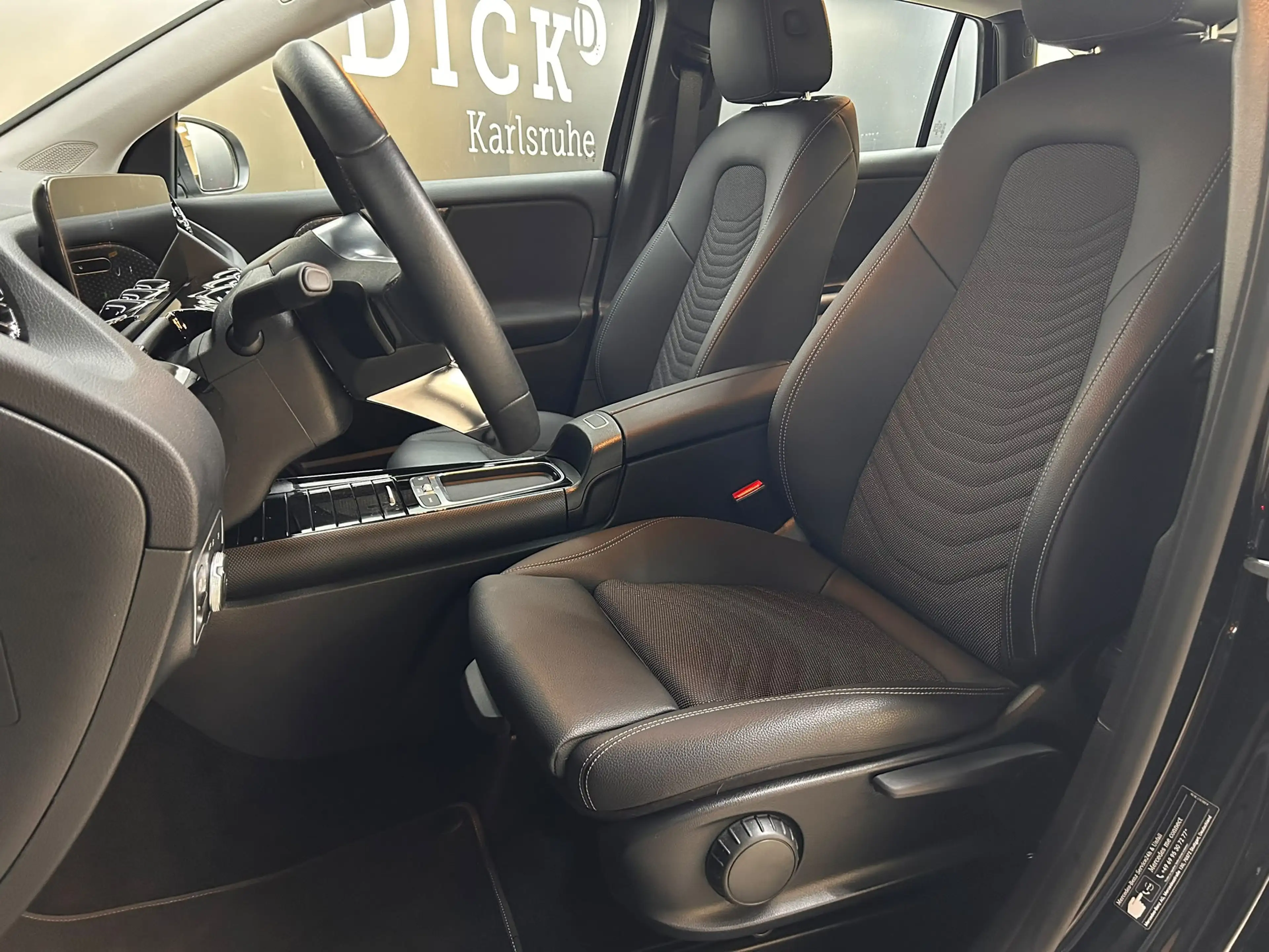 Mercedes-Benz GLA 180 CGI 7G LEDER+LED+NAVI+SHZ+KAMERA+ACC+DAB — photo 8