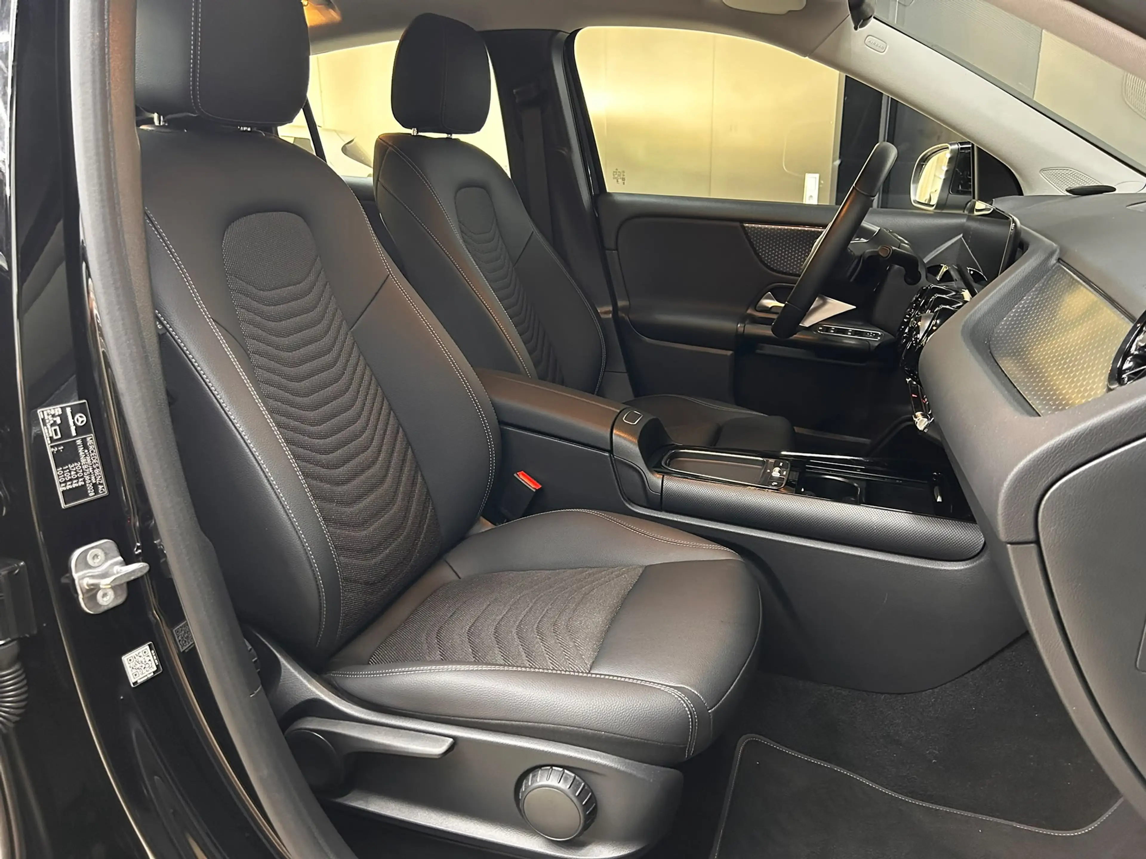 Mercedes-Benz GLA 180 CGI 7G LEDER+LED+NAVI+SHZ+KAMERA+ACC+DAB — photo 9