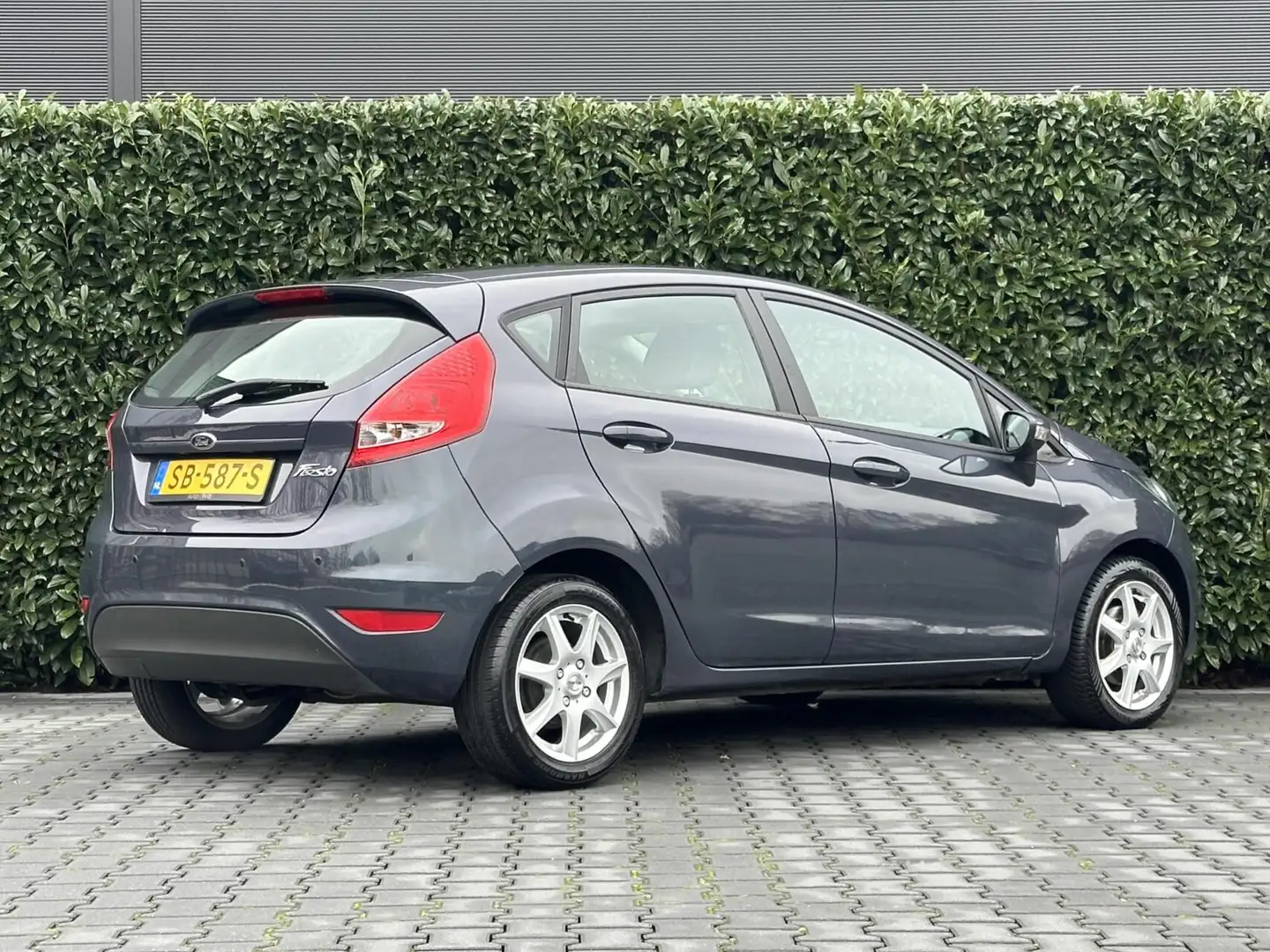 Ford Fiesta 1.4 TREND, AUTOMAAT, AIRCO, ELEKTRISCHE RAMEN, PAR Grijs - 2