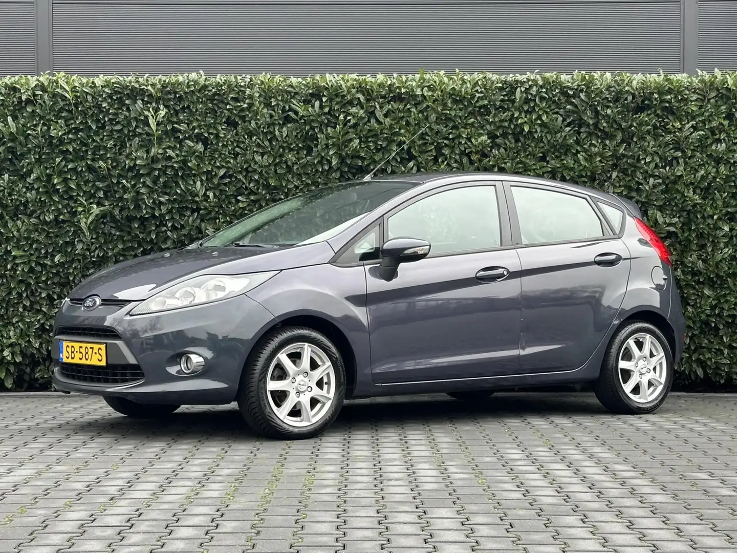 Ford Fiesta 1.4 TREND, AUTOMAAT, AIRCO, ELEKTRISCHE RAMEN, PAR Grijs - 1