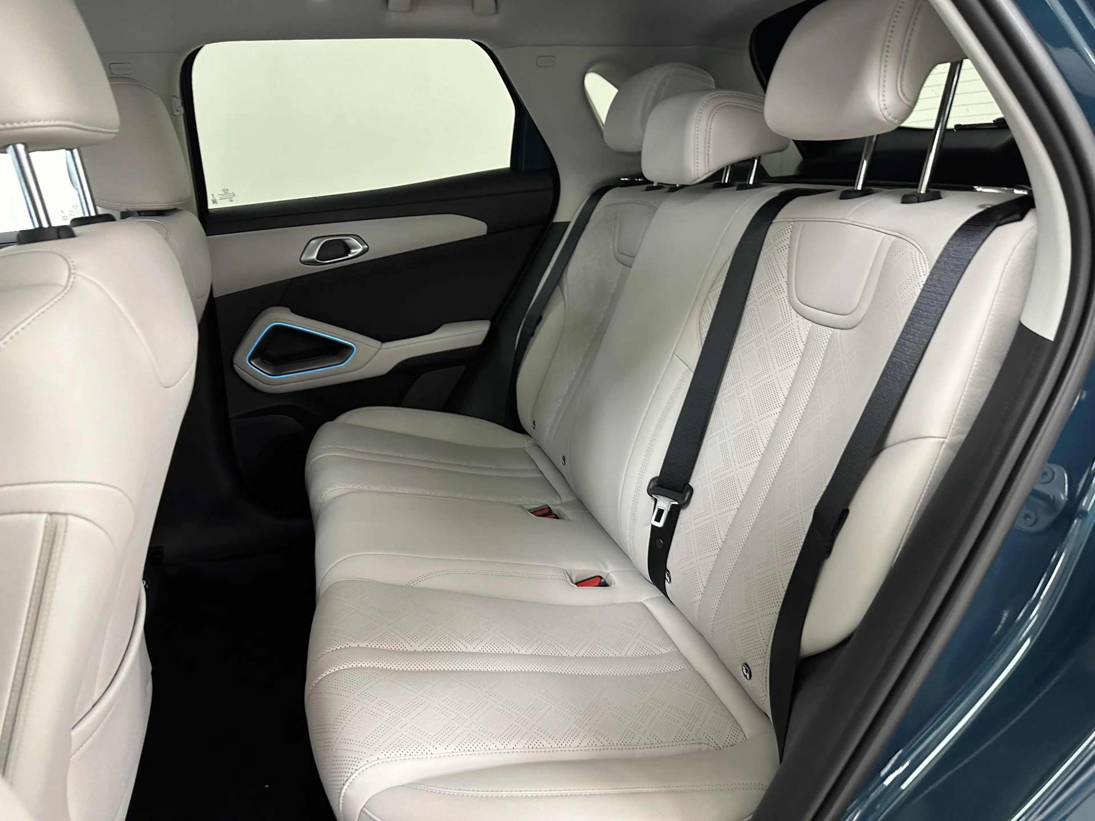 BYD Atto 2 1.5 DM-i Boost Panoramadak | 360 camera | Leder in — photo 8