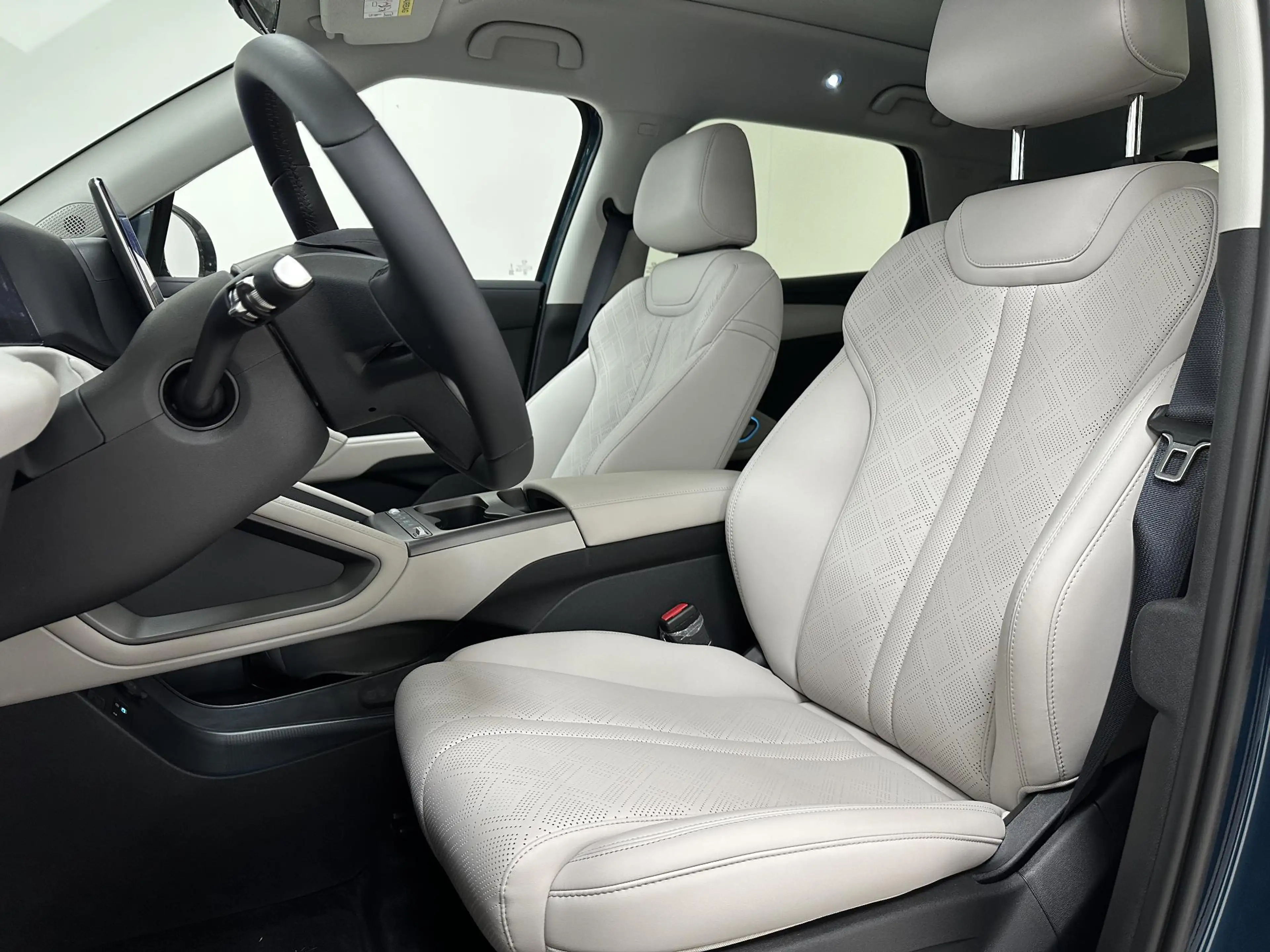 BYD Atto 2 1.5 DM-i Boost Panoramadak | 360 camera | Leder in — photo 7