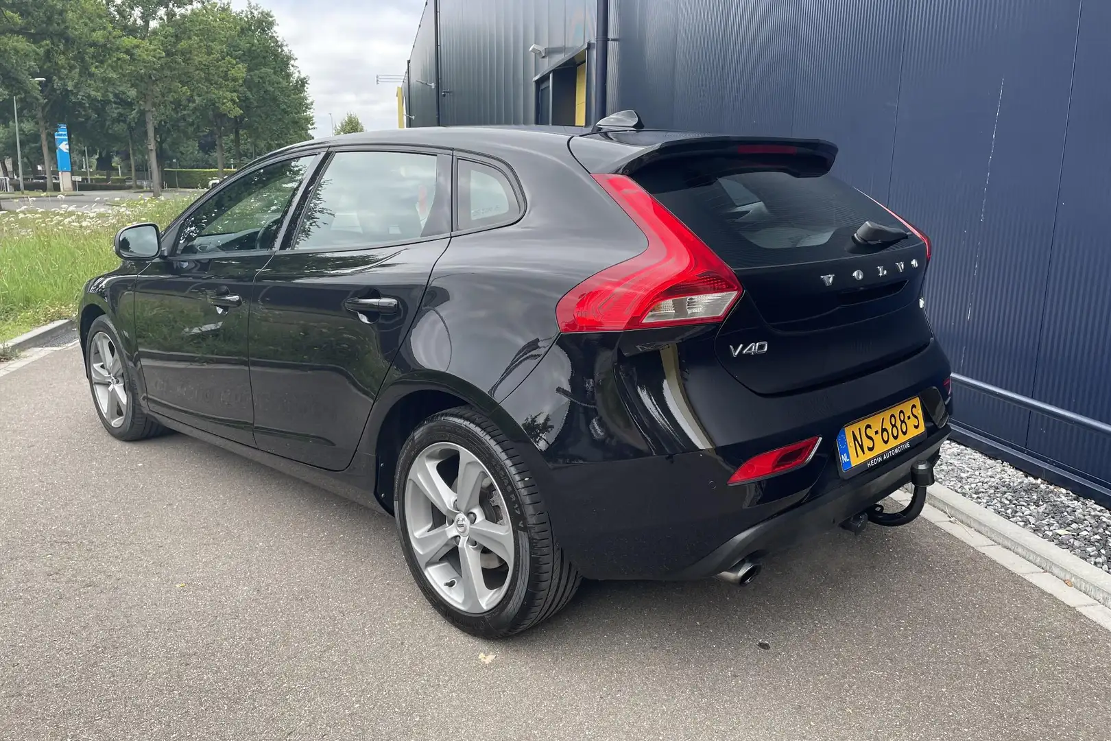 Volvo V40 2.0 T3 Nordic+ | SENSOREN | STOELVERWARMING | NAVI Zwart - 2