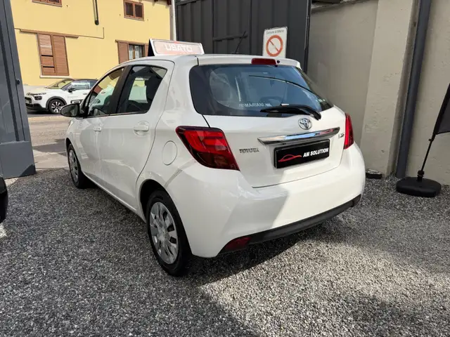 Toyota Yaris view 3