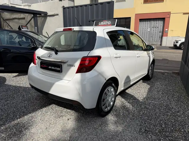 Toyota Yaris view 4